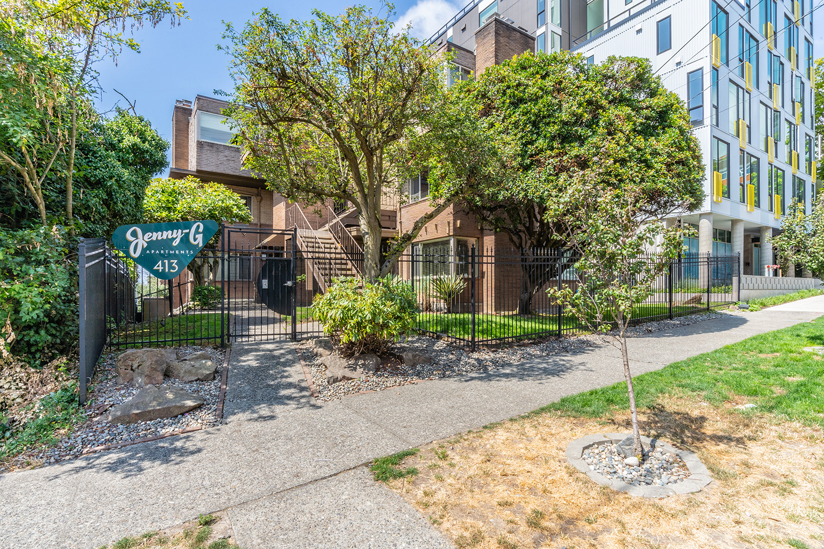 CUSTOM CUT SIGNAGE: JENNY-G APARTMENTS