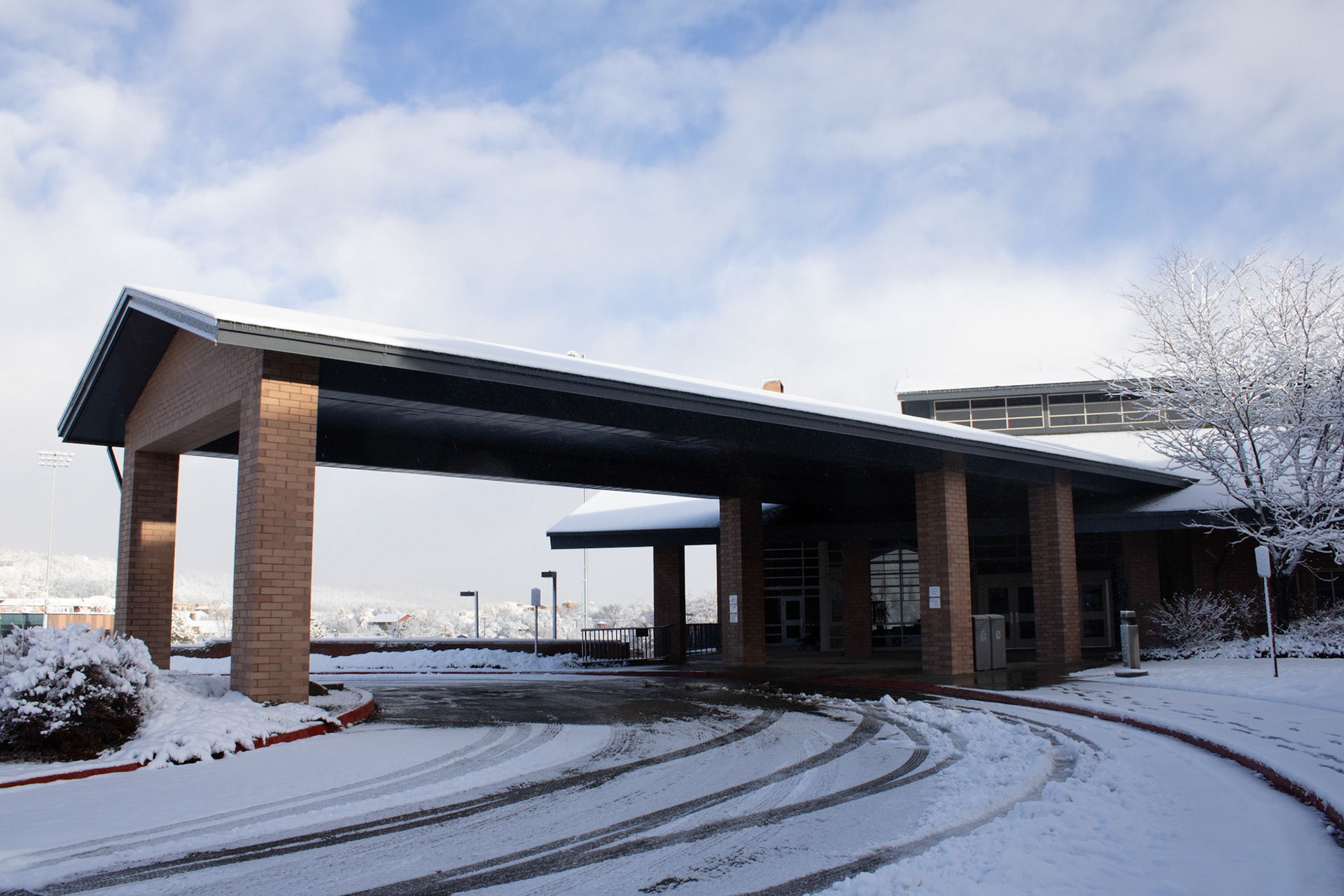 Roundabout outside of Mountain View Hall. 