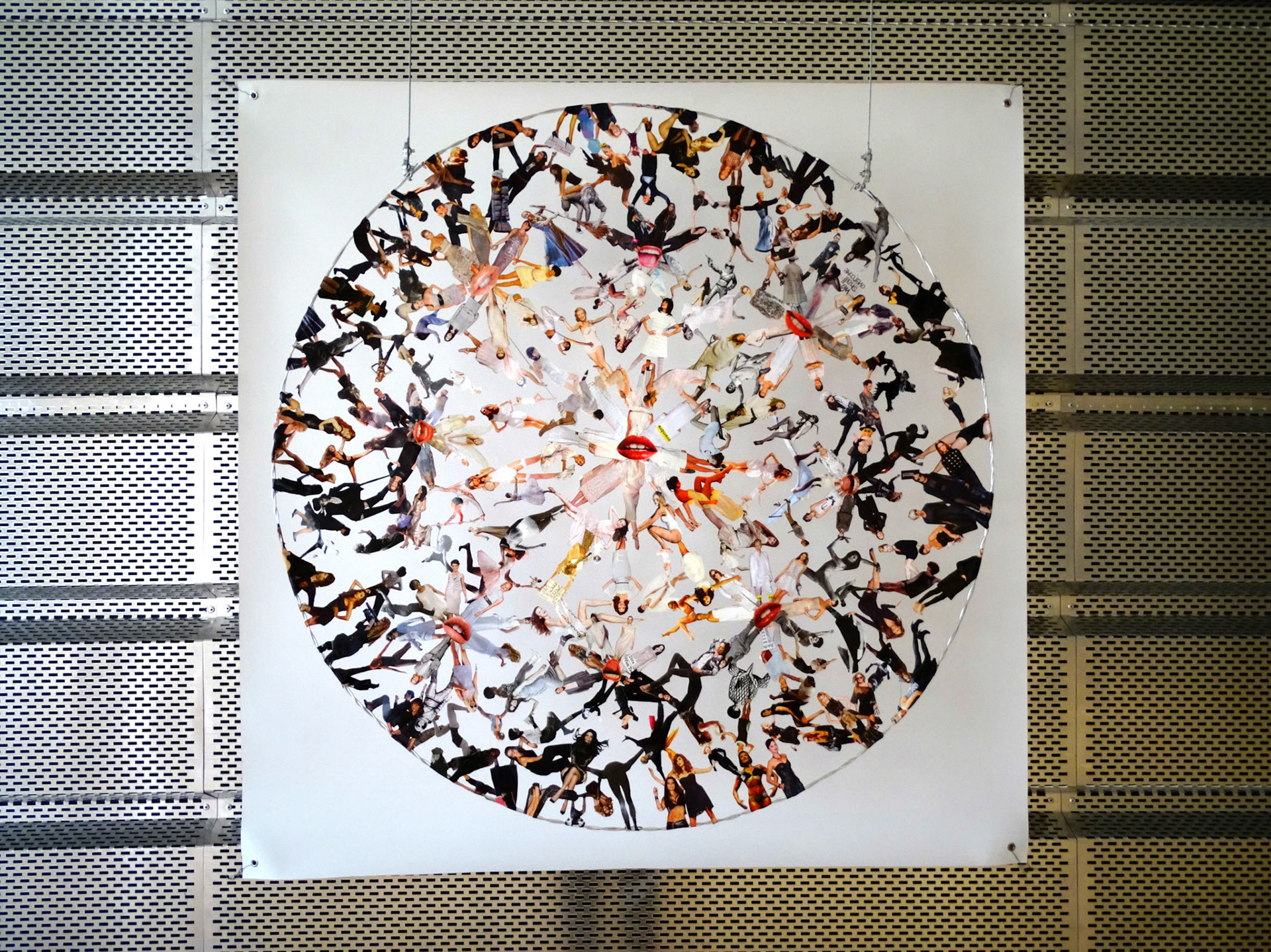 Maillon Femme, 2015, (papier, aluminium) Exposition Femmes, Art et Pouvoir, Maison des Sciences et de l’Homme, Dijon © Alexia Atmouni