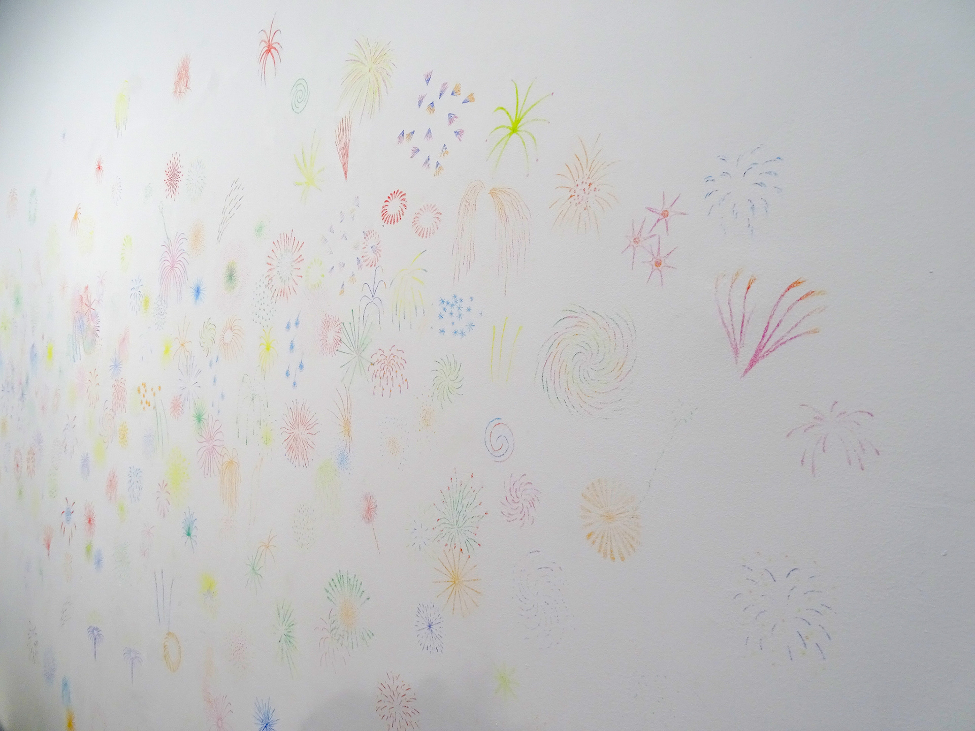 Alexia Atmouni, Faire parler la poudre (dessin mural participatif et évolutif), 2022 Crayon, pastel, papier, dimensions aléatoires. Exposition Recto/Verso, Atelier Bletterie, La Rochelle © Alexia Atmouni