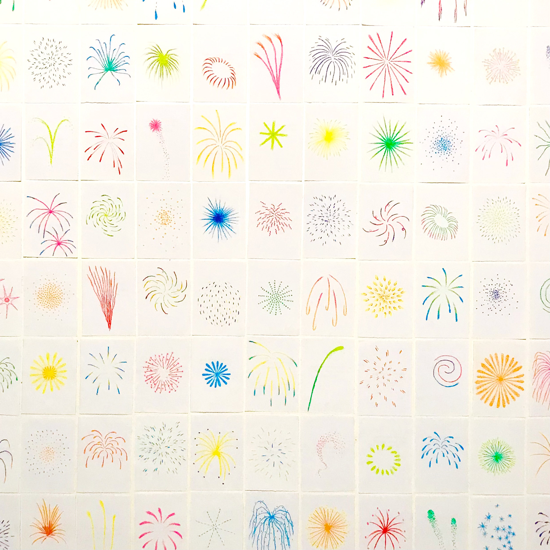 Alexia Atmouni, Faire parler la poudre (dessin mural participatif et évolutif), 2022 Crayon, pastel, papier, dimensions aléatoires. Exposition Recto/Verso, Atelier Bletterie, La Rochelle © Alexia Atmouni