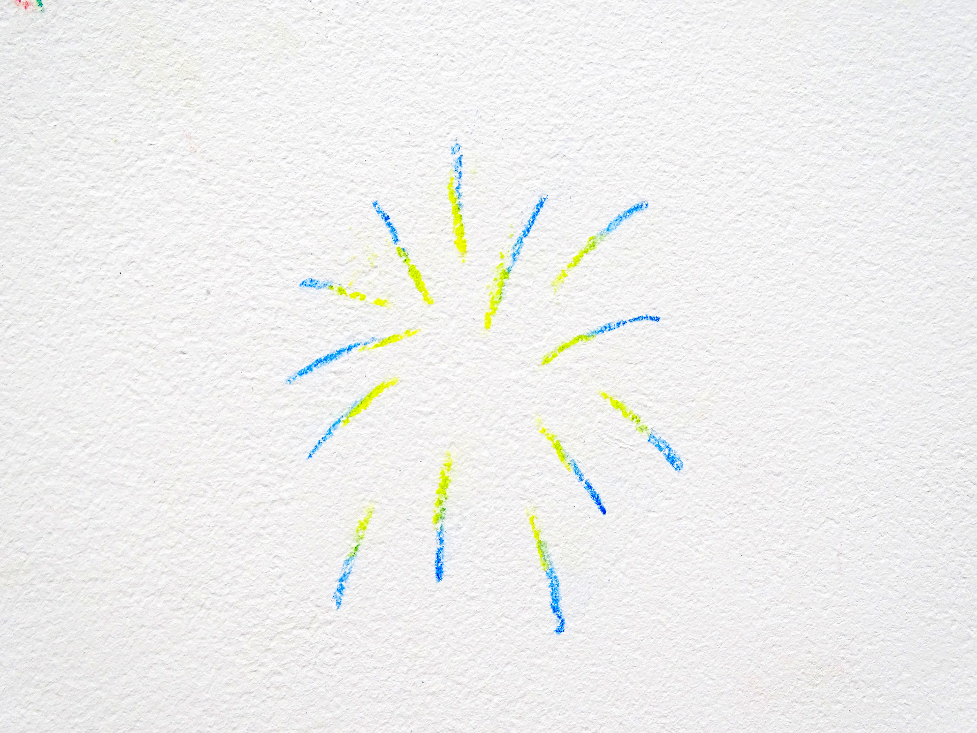 Alexia Atmouni, Faire parler la poudre (dessin mural participatif et évolutif), 2022 Crayon, pastel, papier, dimensions aléatoires. Exposition Recto/Verso, Atelier Bletterie, La Rochelle © Alexia Atmouni
