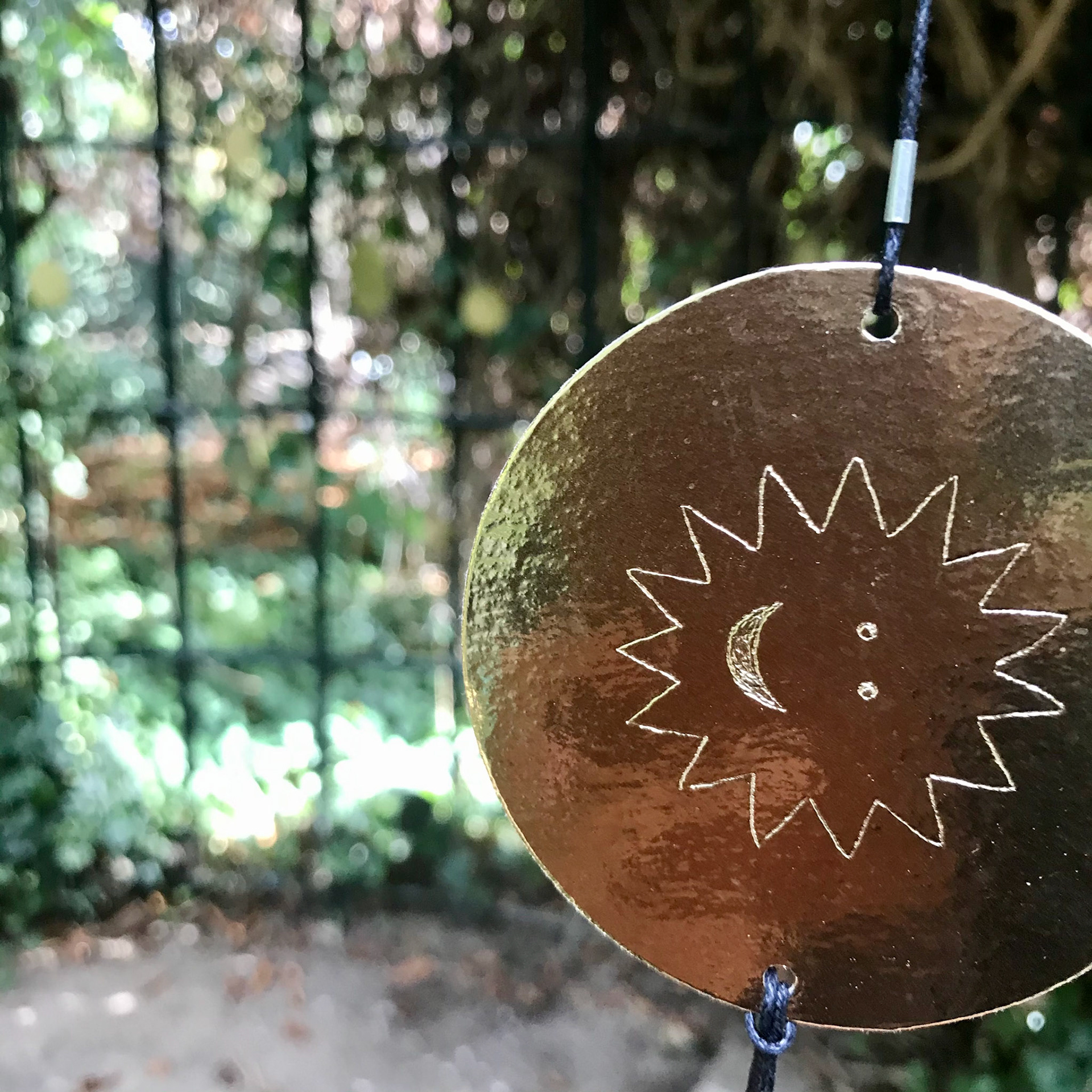 Shams wa qamar (prototype), 2021 gravure sur carton, Ø 8cm chaque thaumatrope, Jardin du Museum de La Rochelle © Alexia Atmouni