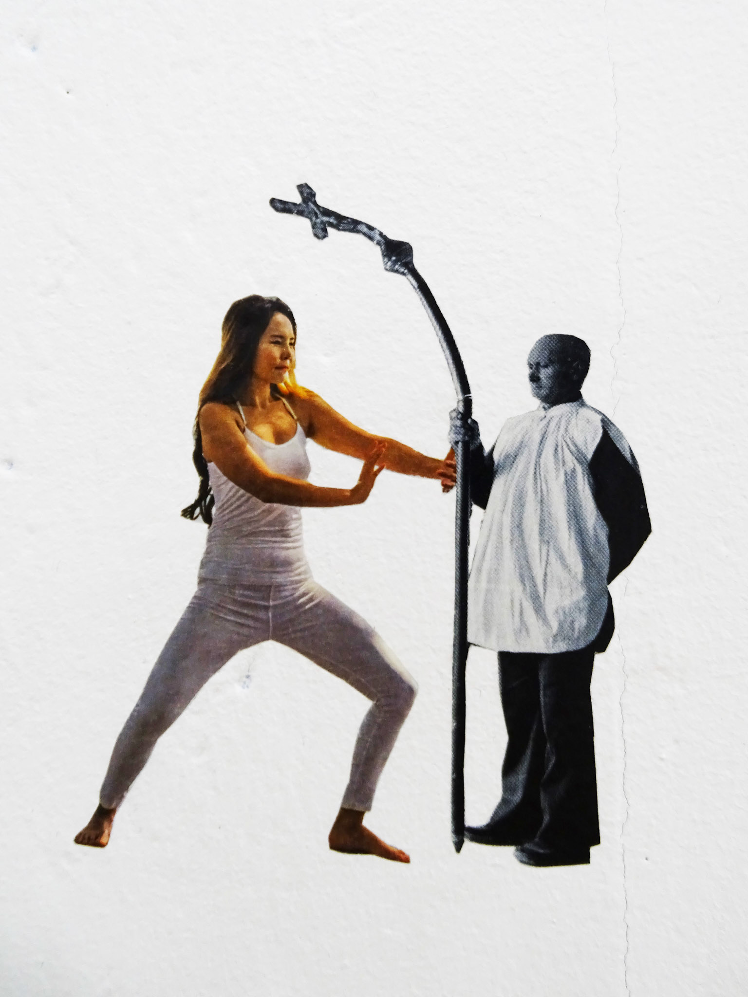 Alexia Atmouni, Coupure de Presse n°7 (détail) 2020  papier collé au mur, 3,94 x 16 m Chapelle des Dames Blanches, La Rochelle © Alexia Atmouni