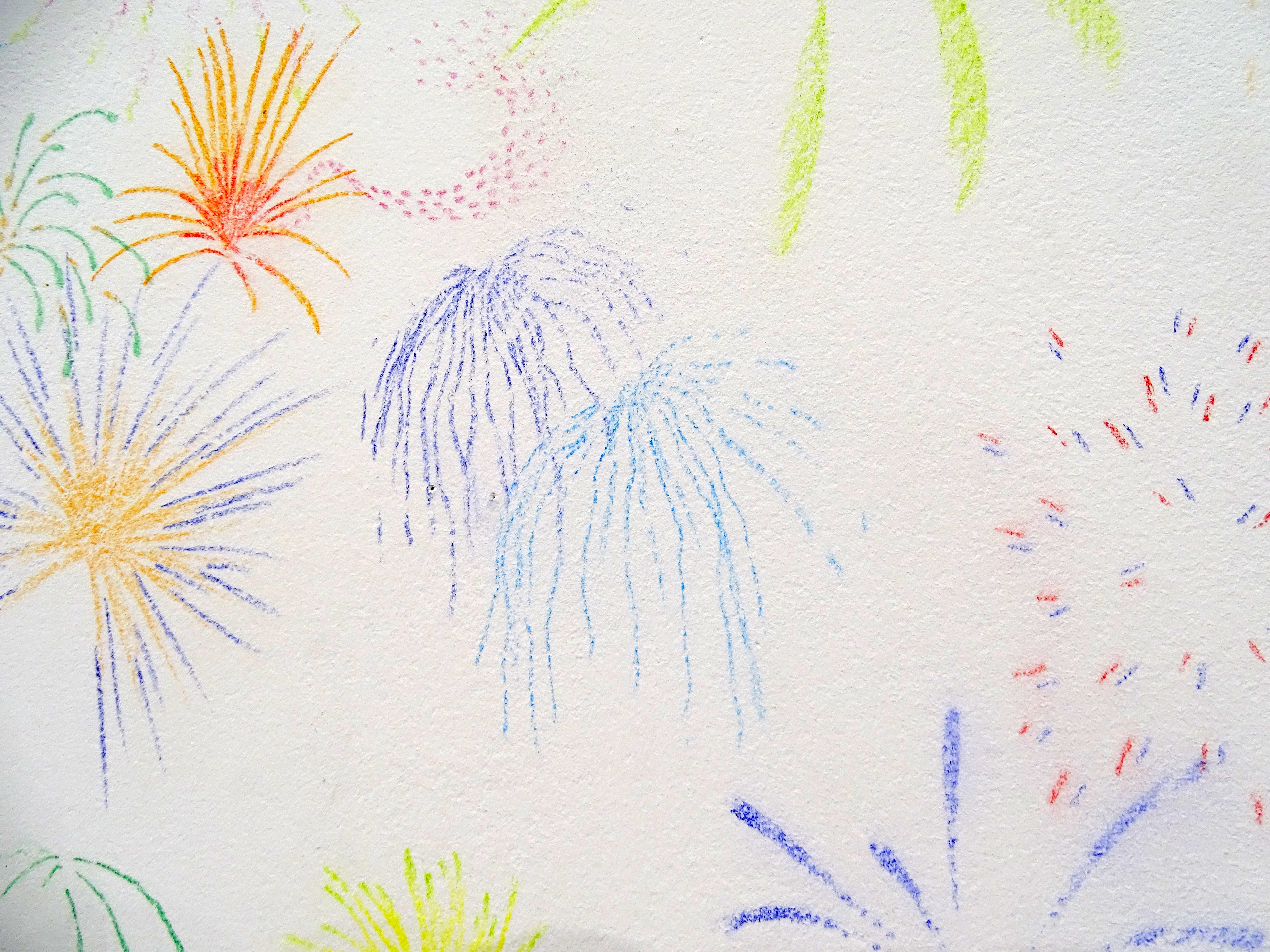 Alexia Atmouni, Faire parler la poudre (dessin mural participatif et évolutif), 2022 Crayon, pastel, papier, dimensions aléatoires. Exposition Recto/Verso, Atelier Bletterie, La Rochelle © Alexia Atmouni