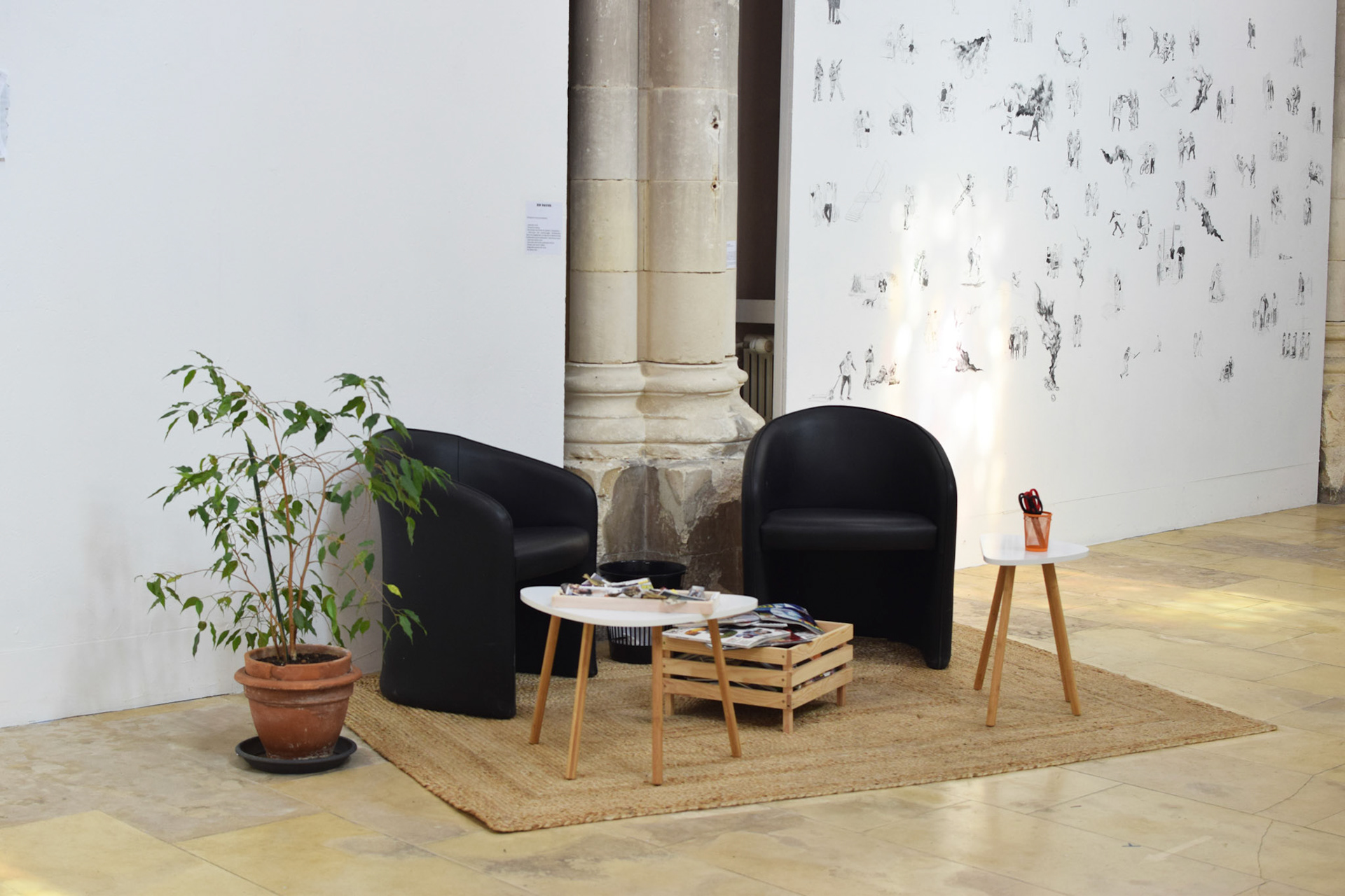 Alexia Atmouni, En pause, 2020 Installation participative, mobilier, magazines, matériel de découpe.- Chapelle des Dames Blanches, La Rochelle