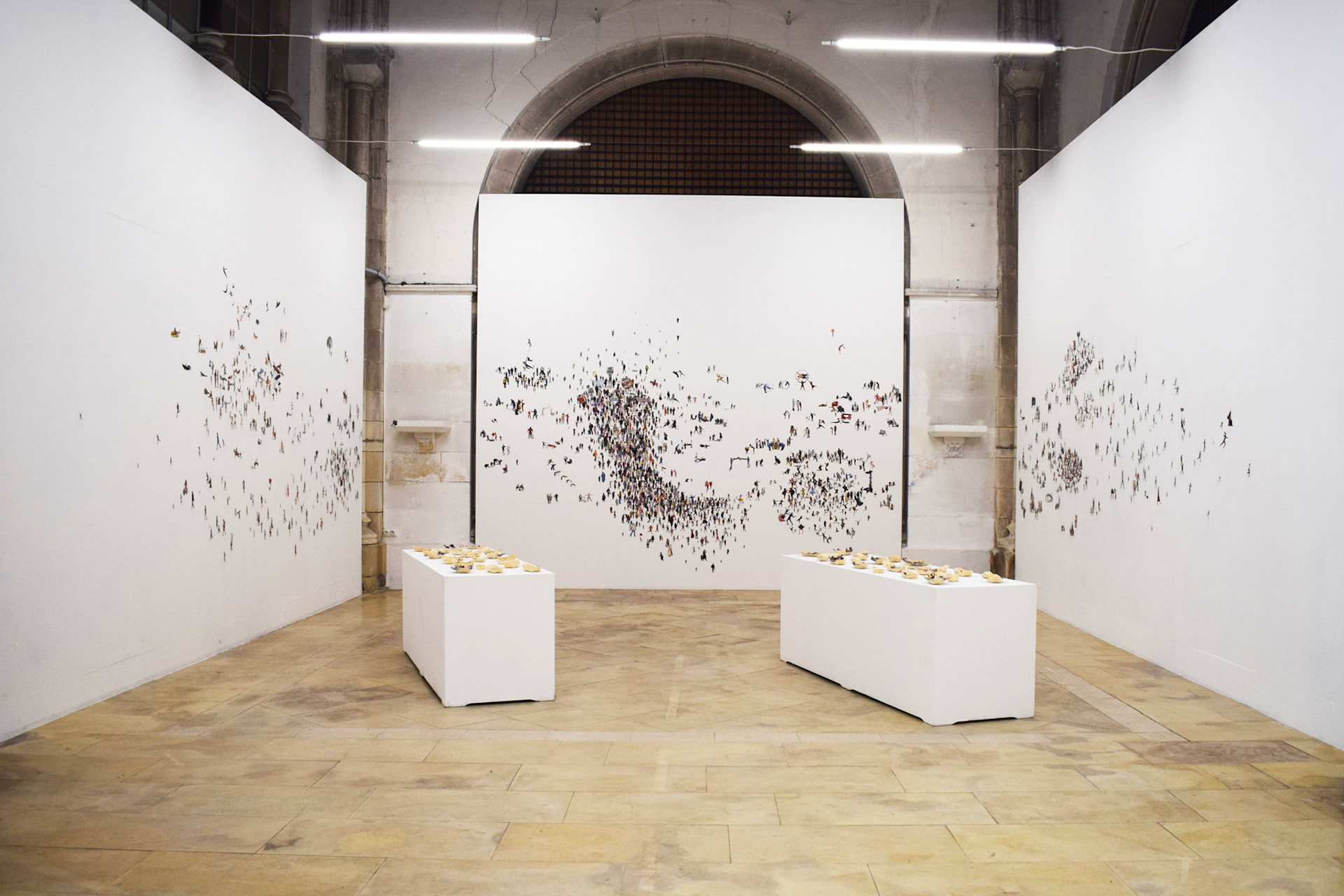 Alexia Atmouni, Coupure de Presse n°7, 2020 papier collé au mur, 3,94 x 16 m Chapelle des Dames Blanches, La Rochelle © Alexia Atmouni