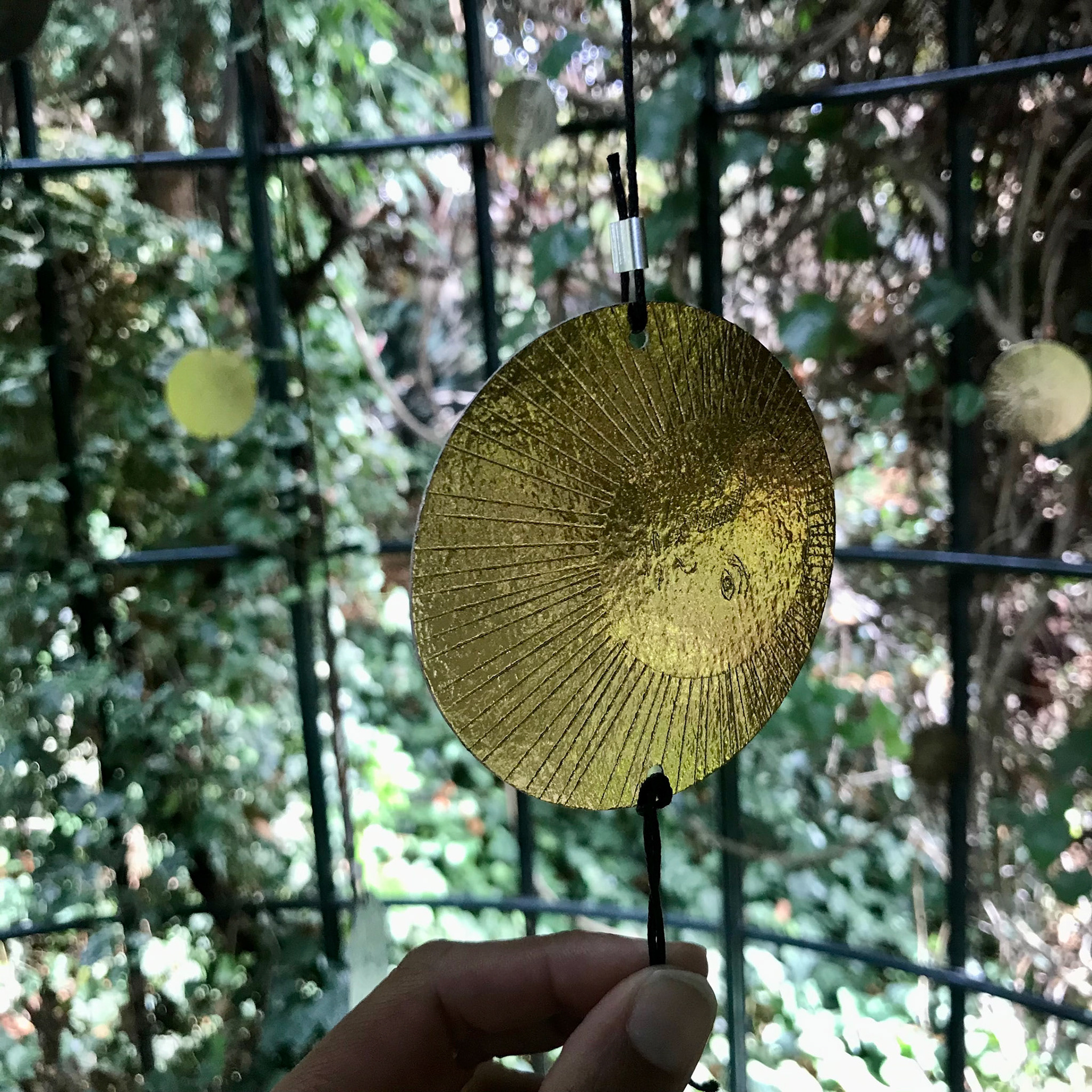 Shams wa qamar (prototype), 2021 gravure sur carton, Ø 8cm chaque thaumatrope, Jardin du Museum de La Rochelle © Alexia Atmouni