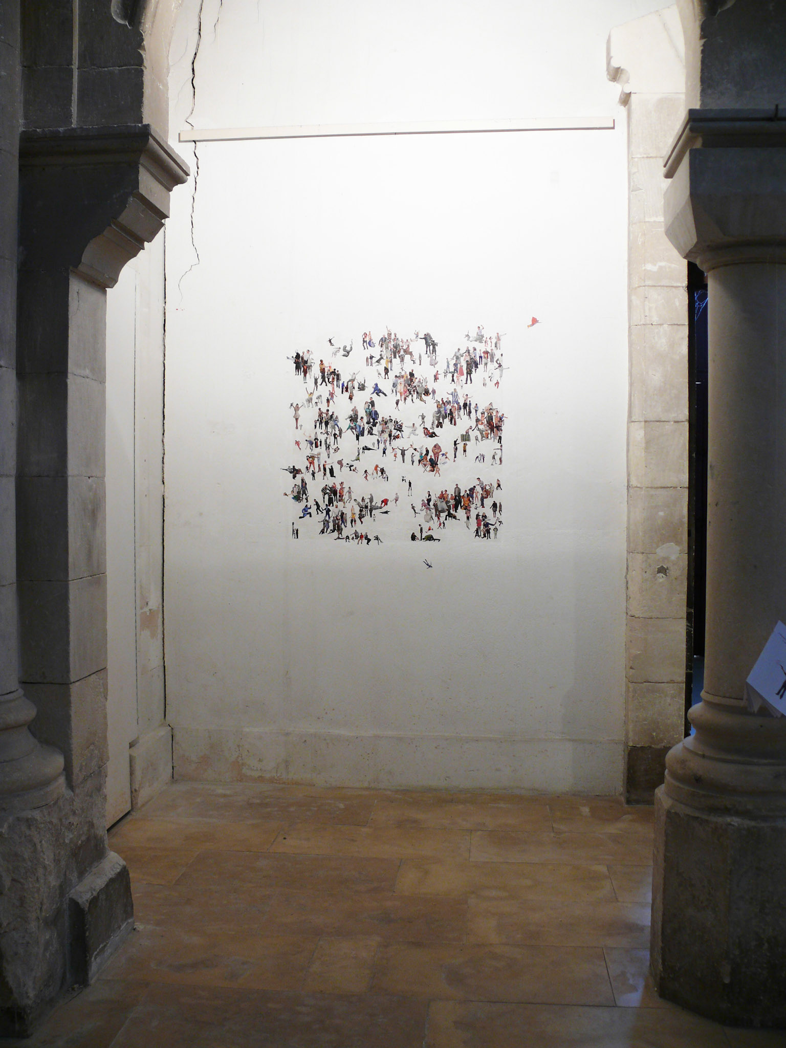 Trois cent soixante et onze personnes rassemblées dans un mètre carré, 2009, papiers collés au mur, 100 x 100 cm Exposition Asile, Chapelle des Dames Blanches, La Rochelle crédit photo: Sultoner