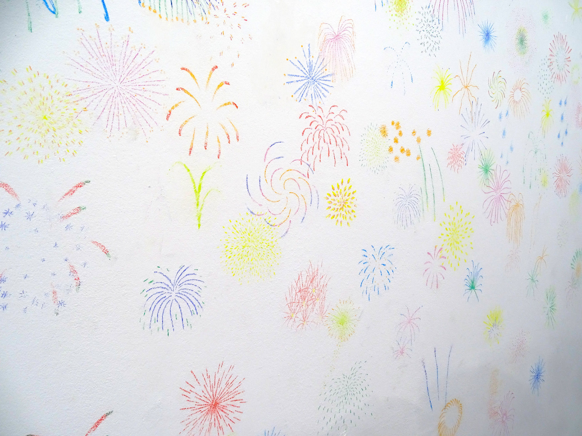 Alexia Atmouni, Faire parler la poudre (dessin mural participatif et évolutif), 2022 Crayon, pastel, papier, dimensions aléatoires. Exposition Recto/Verso, Atelier Bletterie, La Rochelle © Alexia Atmouni