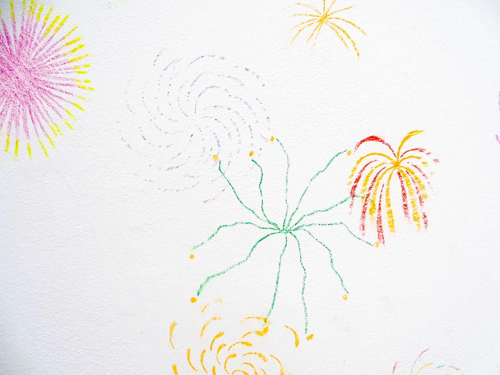 Alexia Atmouni, Faire parler la poudre (dessin mural participatif et évolutif), 2022 Crayon, pastel, papier, dimensions aléatoires. Exposition Recto/Verso, Atelier Bletterie, La Rochelle © Alexia Atmouni