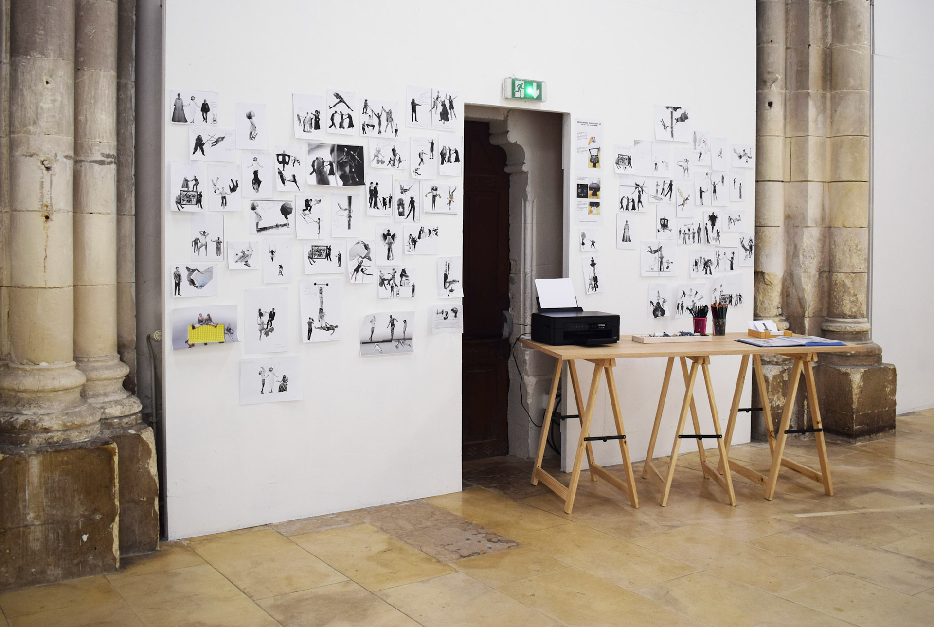 Alexia Atmouni, Rencontres fortuites au sein d’un scanner, 2020 Installation participative, personnages de papier et imprimante scanner - Chapelle des Dames Blanches, La Rochelle