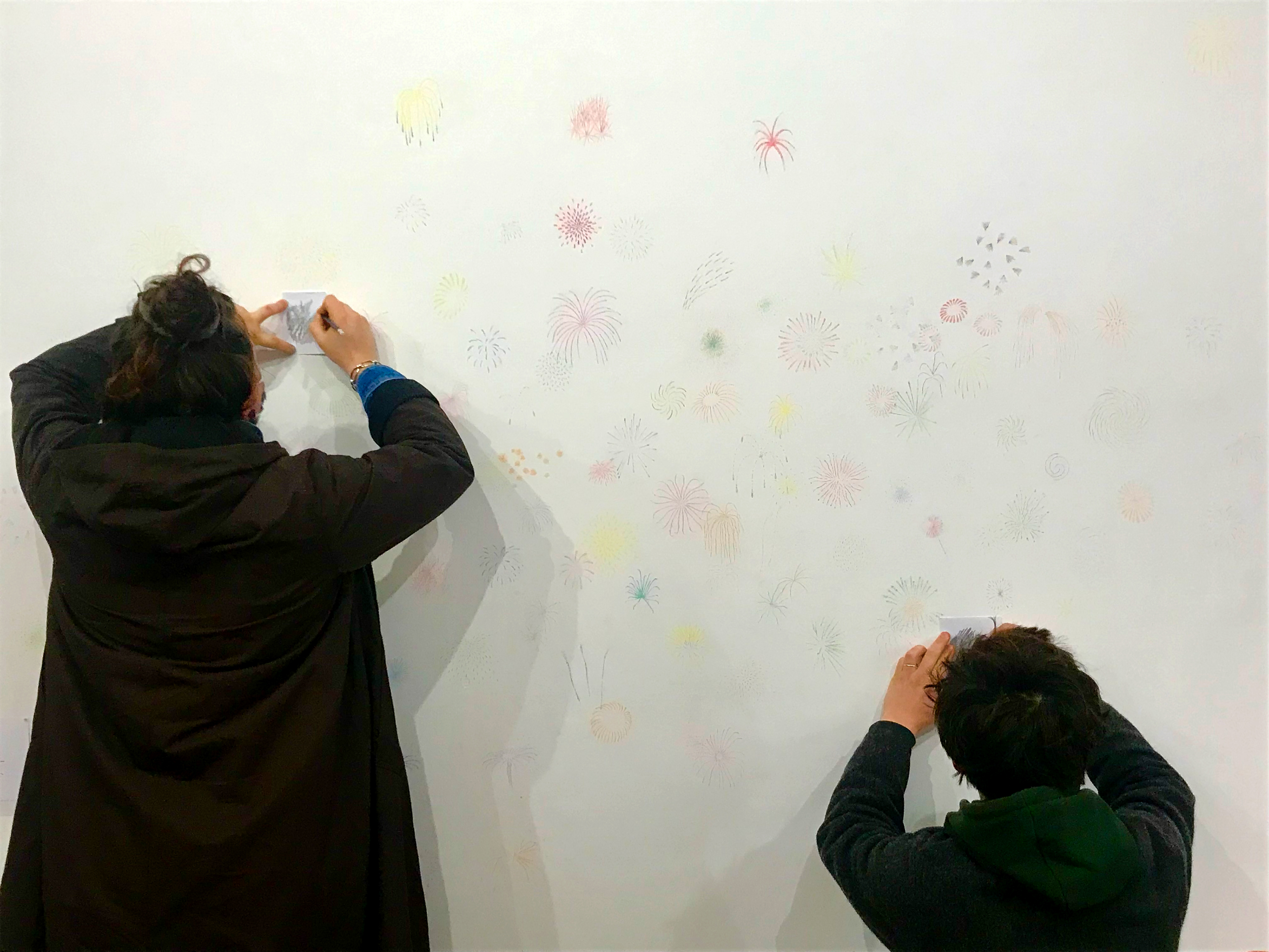 Alexia Atmouni, Faire parler la poudre (dessin mural participatif et évolutif), 2022 Crayon, pastel, papier, dimensions aléatoires. Exposition Recto/Verso, Atelier Bletterie, La Rochelle © Alexia Atmouni