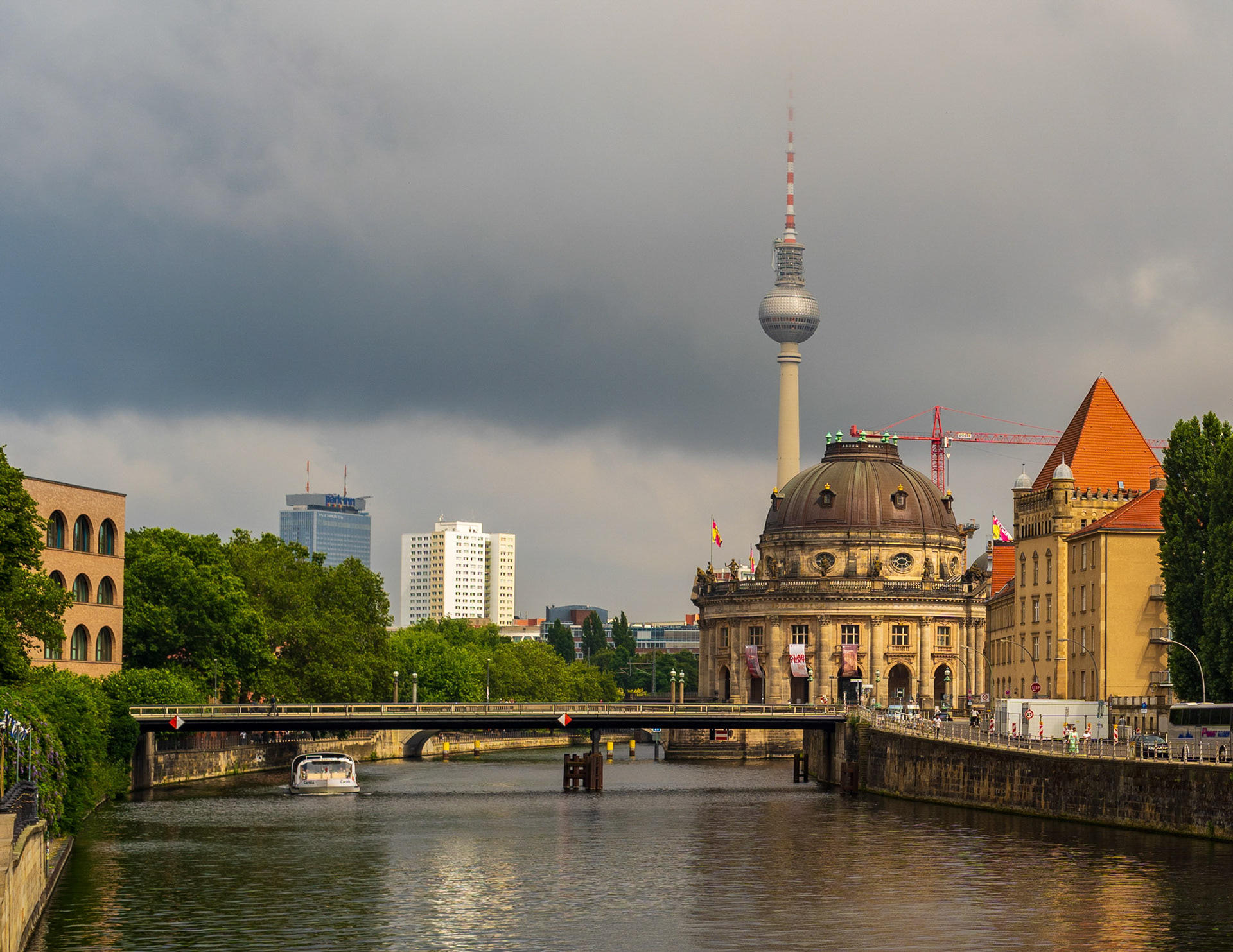 Blick von sur der Weidendamm-brücke zur museumsinsel