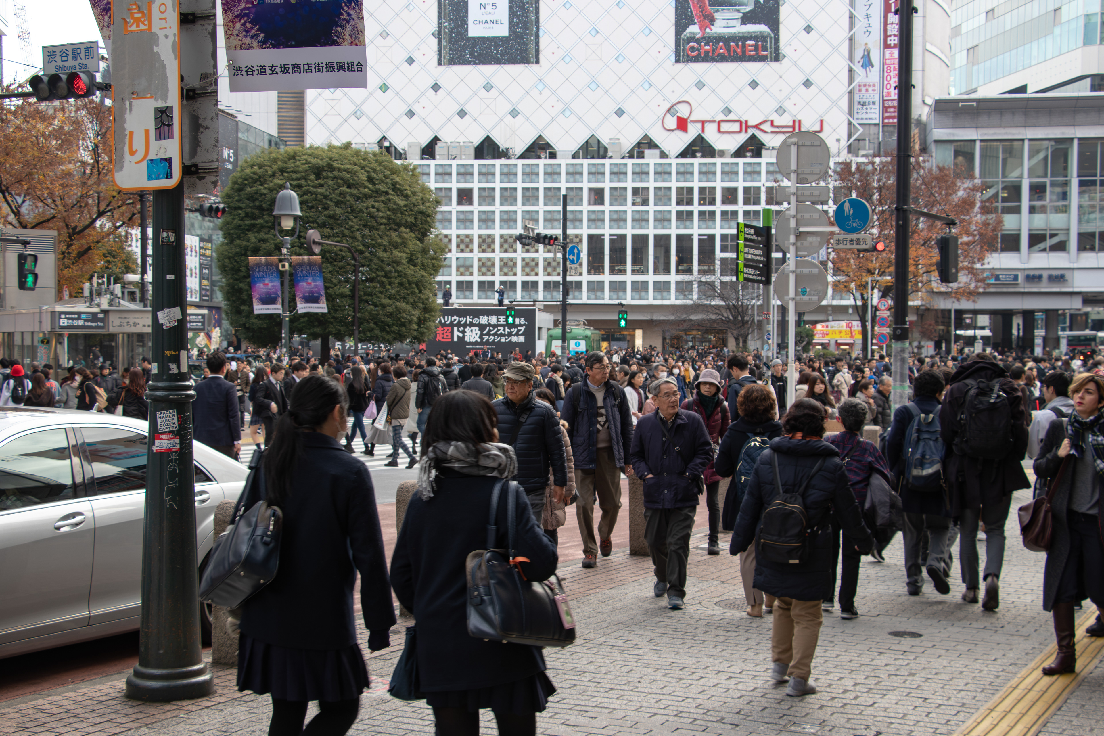 Shibuya, uno de los cruces peatonales más transitados del mundo. Tokio, Japón.