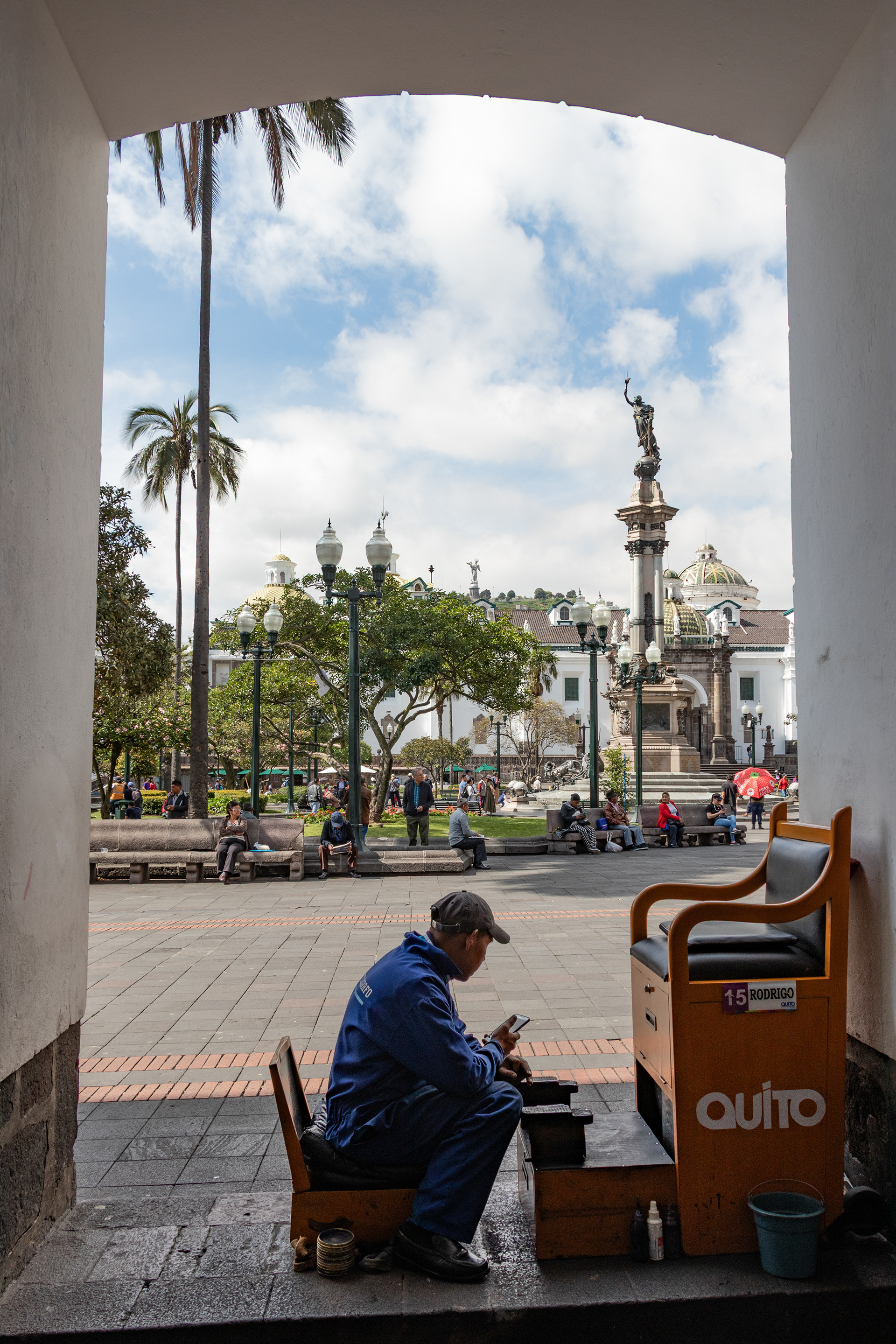 Las manos de los limpiabotas guardan el brillo silencioso de la dignidad y el oficio. Quito, Ecuador.