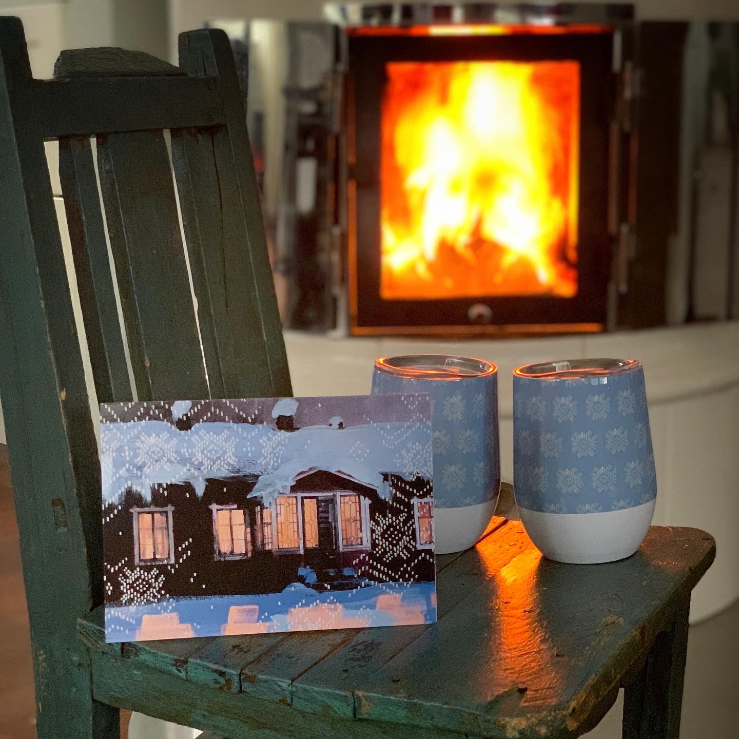 Kaksipuoleinen kortti ja termomuki. Aattoilta, pohjakuva: Armas Siukonen, Poikilo museot