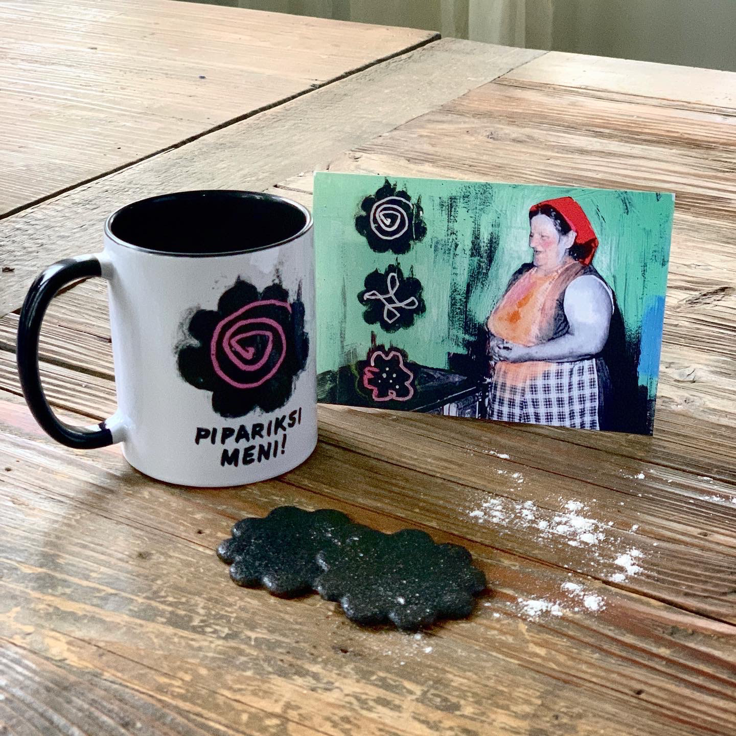 Muki ja kaksipuoleinen kortti. Pipareita, rakkaudella, pohjakuva: Suomen metsämuseo Lusto