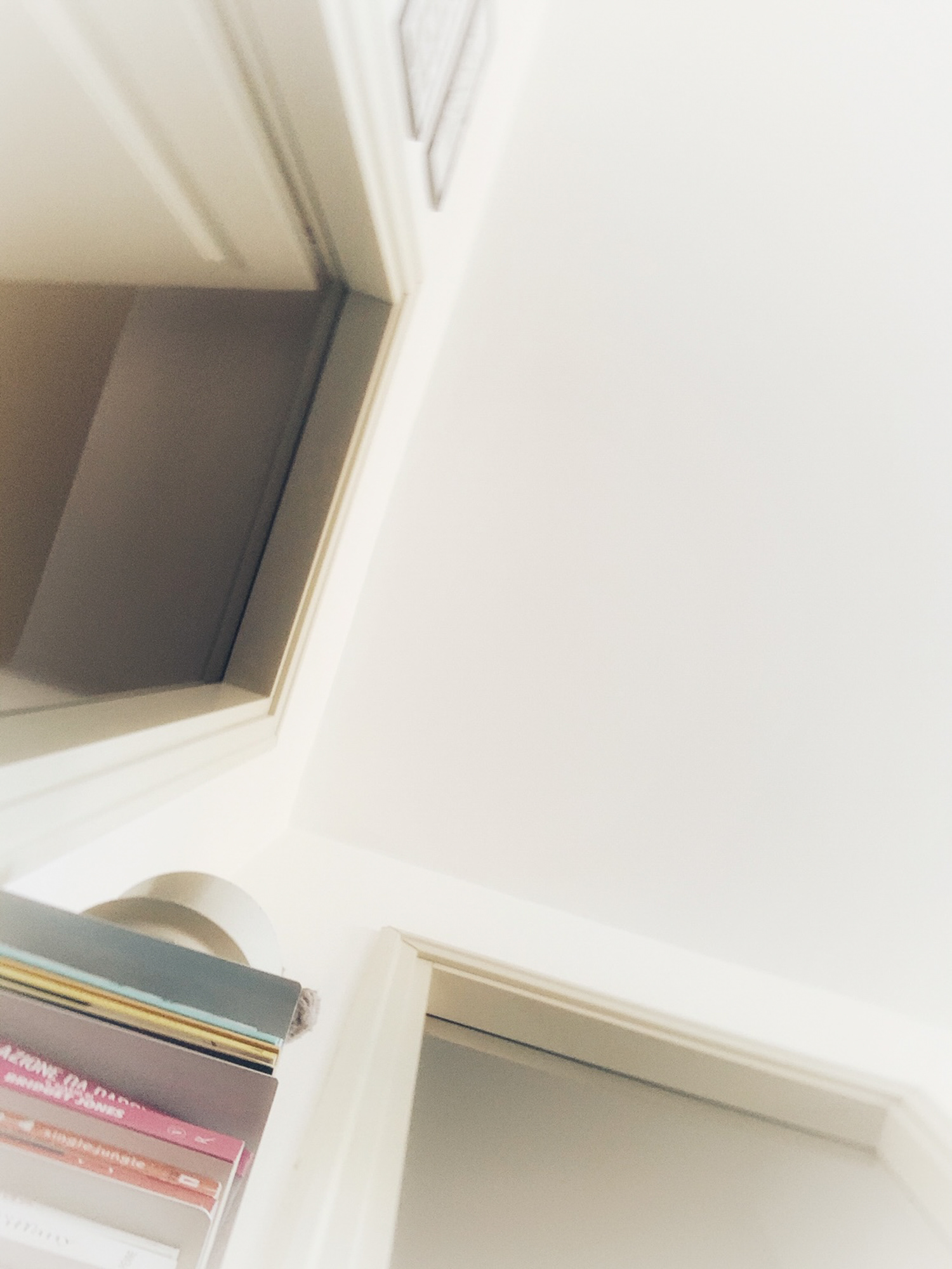 Alessandro - Il Progetto Roomba è nato dall’idea di fotografare la mia casa in questi tempi di quarantena da un altro punto di vista e del tutto incontrollabile. Difatti ho attaccato il mio smartphone al Roomba (aspirapolvere robotizzato autonomo) mentre eseguiva il suo percorso di pulizia. Il risultato sono delle foto sempre con l’inquadratura verso l’alto, scattate in maniera del tutto casuale, che astraggono e sfuocano per il tipo di inquadratura gli spazi di casa mia.