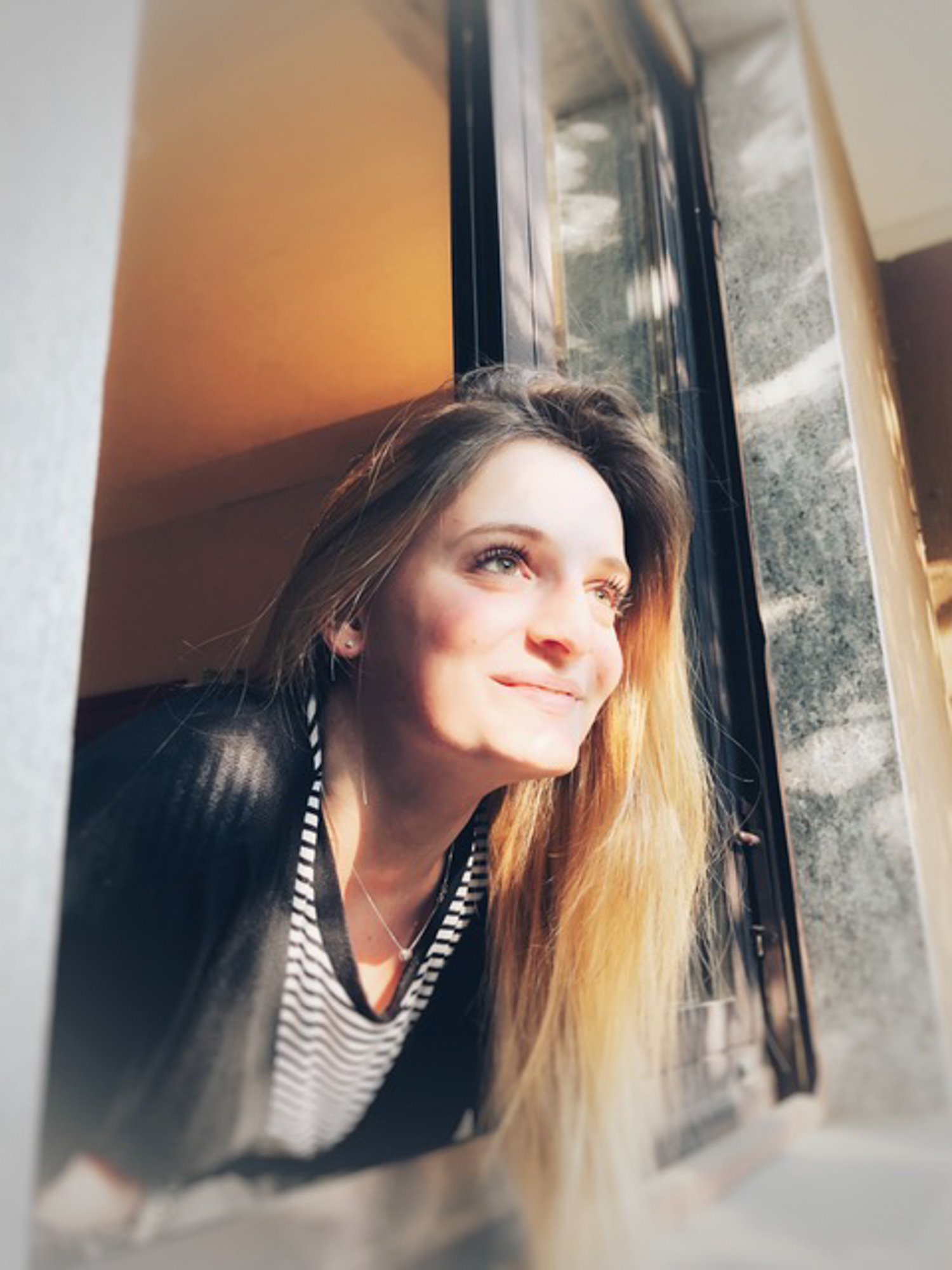 Maria Vittoria - Irene con sguardo sereno e fiducioso si affaccia alla finestra di camera sua tra una lezione on line e l’altra.