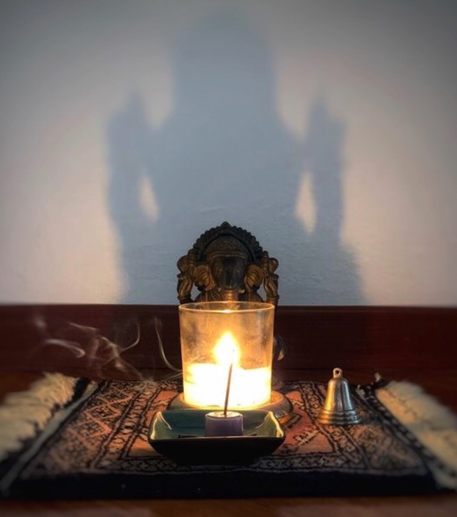 Massimo - L’OMBRA DI GANESH. Il rituale di queste giornate dove costruire una sacralità. Un momento intimo che mi riporta dentro mentre fuori regna il caos. Si innalza il fumo dell’incenso e la luce che oggi cerchiamo proietta l’immagine di Ganesh. La mia pratica , il silenzio, e solo il mio respiro.