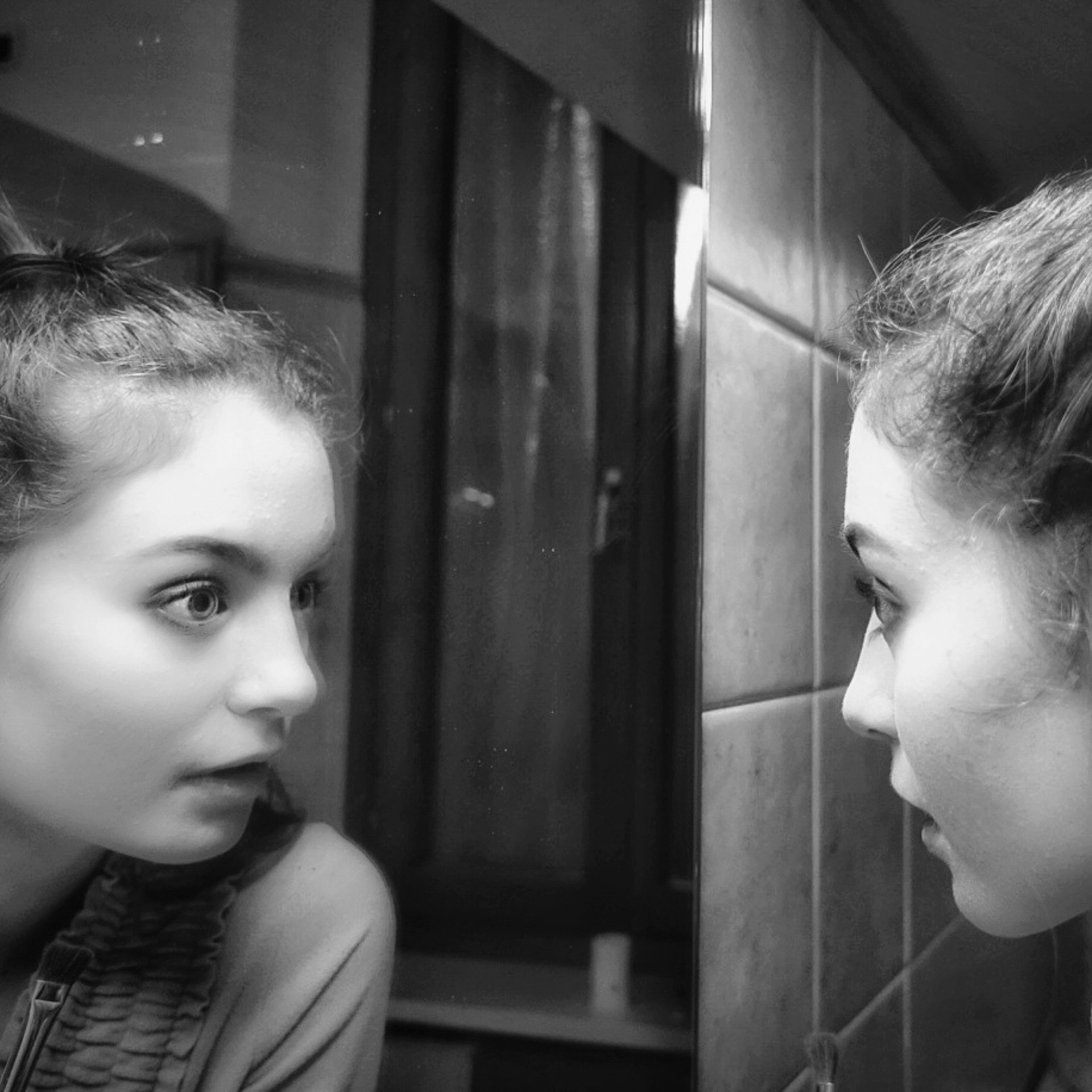 Gabriella - Mia nipote che si prepara per la festa dei suoi 18 anni. Nel viso vedo proprio lo stupore e l’emozione di questo passaggio all’età adulta.
