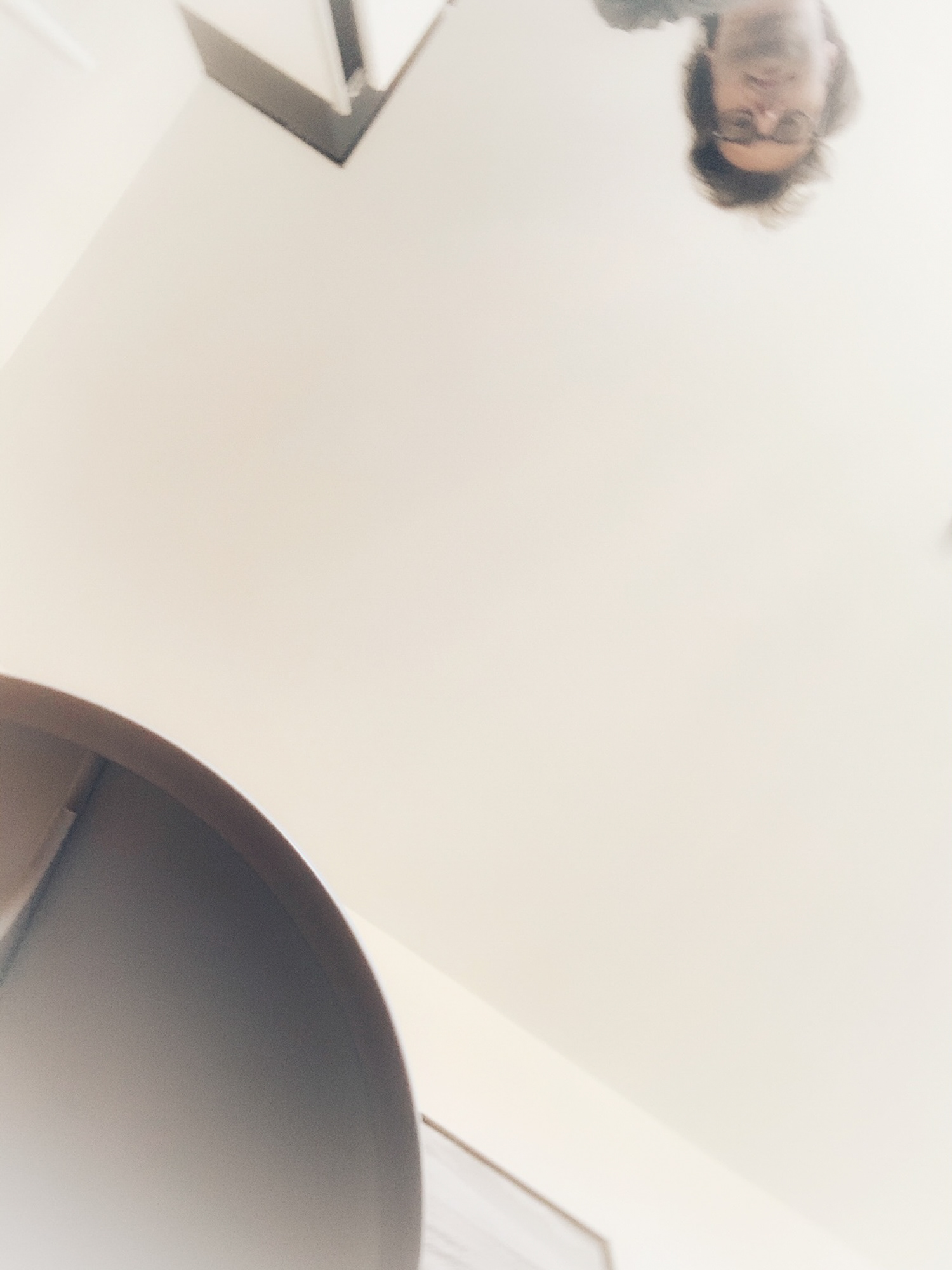 Alessandro - Il Progetto Roomba è nato dall’idea di fotografare la mia casa in questi tempi di quarantena da un altro punto di vista e del tutto incontrollabile. Difatti ho attaccato il mio smartphone al Roomba (aspirapolvere robotizzato autonomo) mentre eseguiva il suo percorso di pulizia. Il risultato sono delle foto sempre con l’inquadratura verso l’alto, scattate in maniera del tutto casuale, che astraggono e sfuocano per il tipo di inquadratura gli spazi di casa mia.