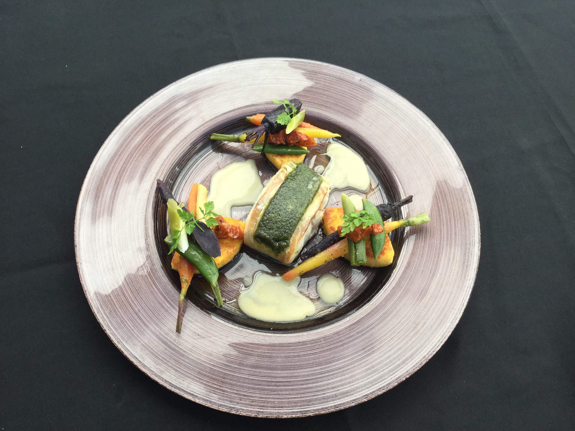 Pavé de lieu jaune, croute d'herbes et jeune légumes braisés (menu à 24,00€).