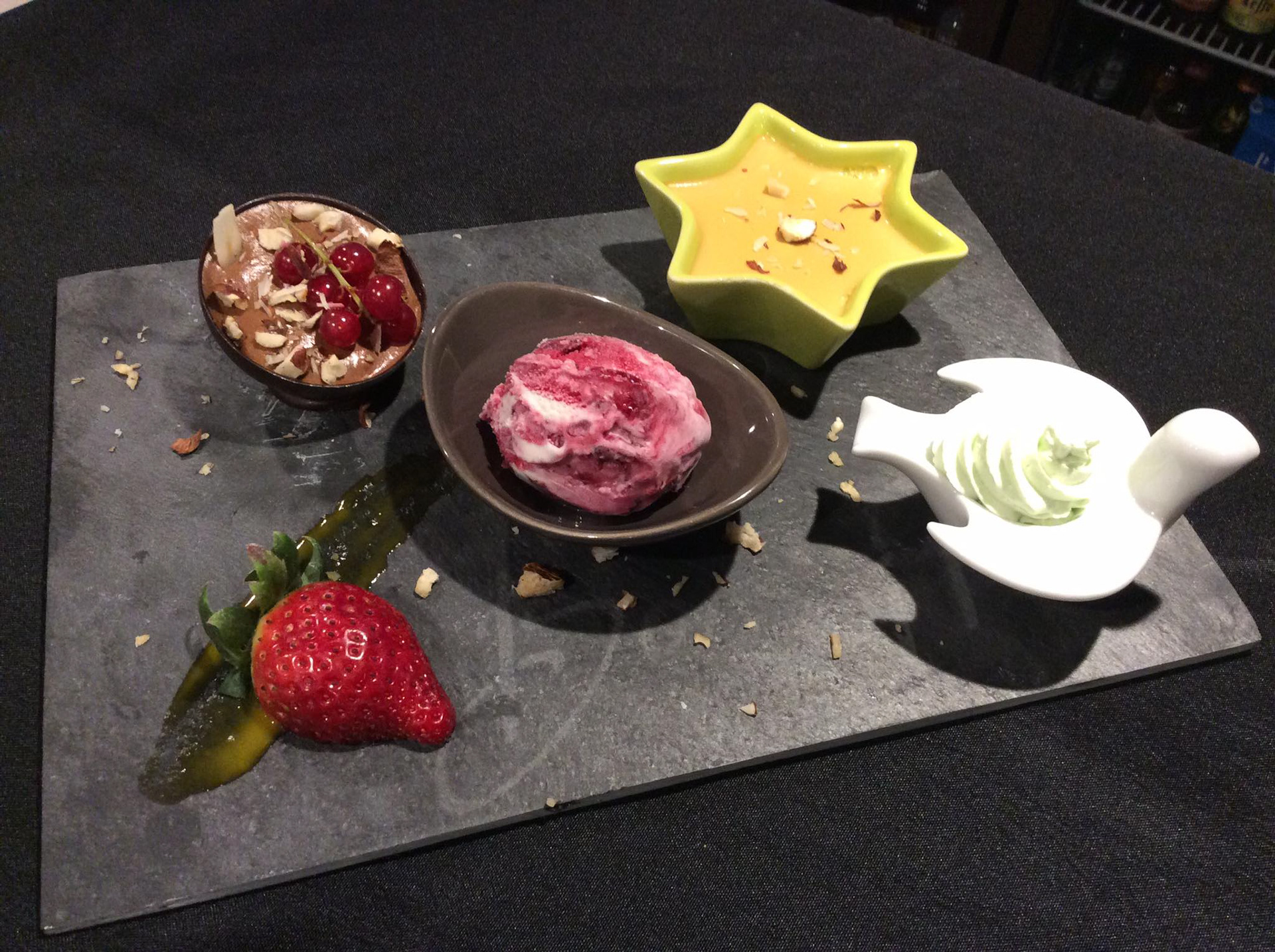 Assiette gourmande : glace fruit rouge, chantilly, gâteau au chocolat et crème citron