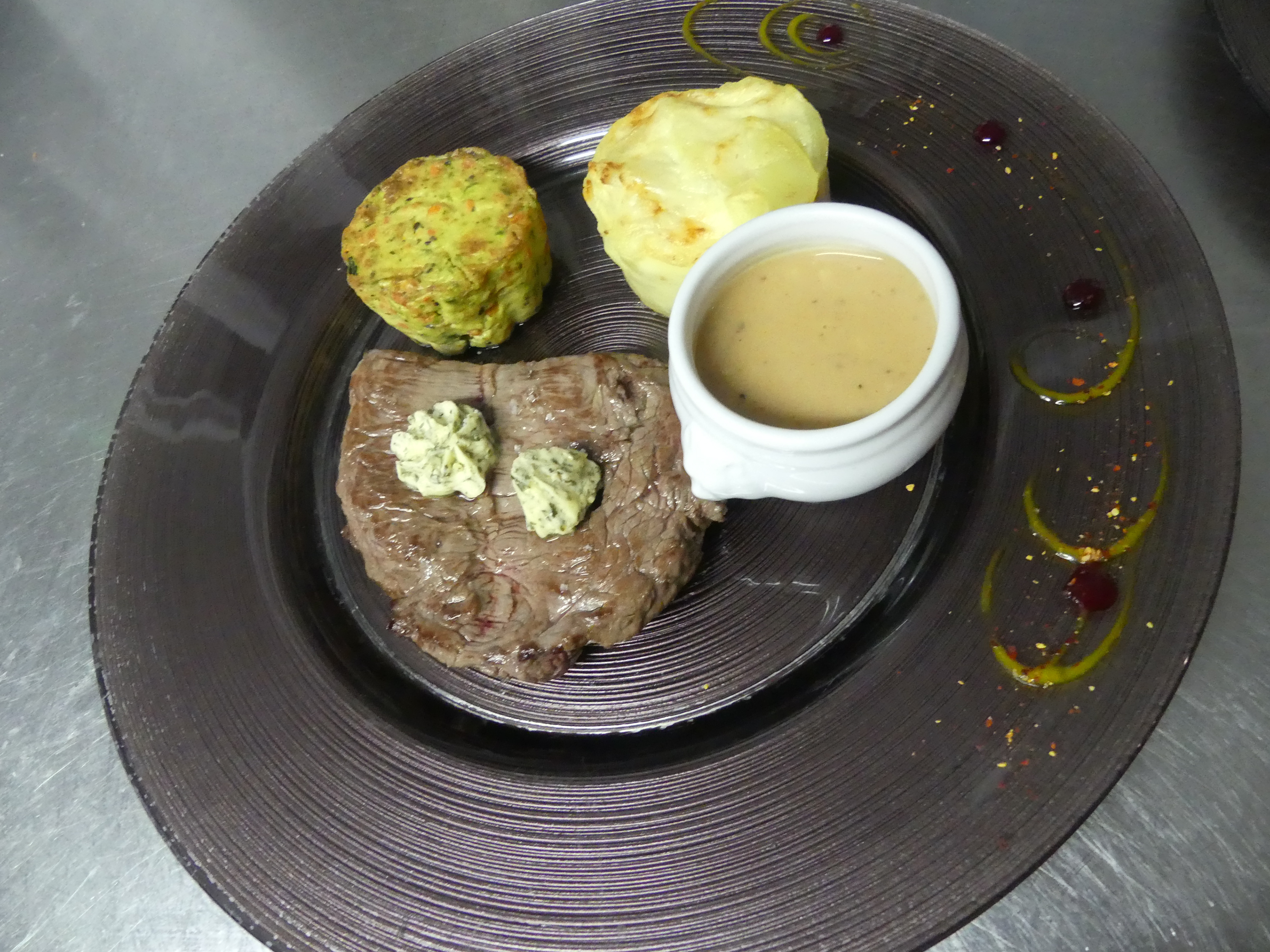 Filet de boeuf avec sa sauce aux poivre, duxelles carotte asperges et gratin dauphinois (menu à 24,00€).