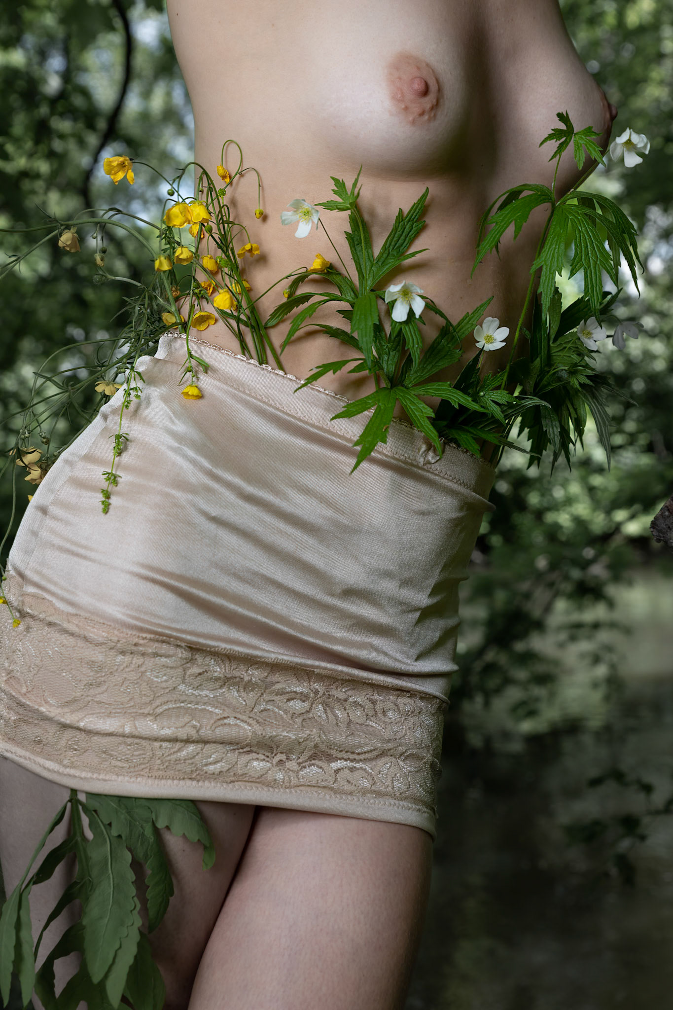 Fleurs dans la jupe