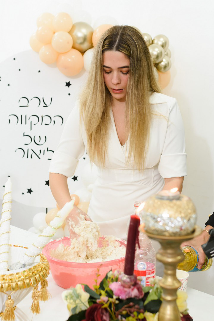 לשה בצק לחלה