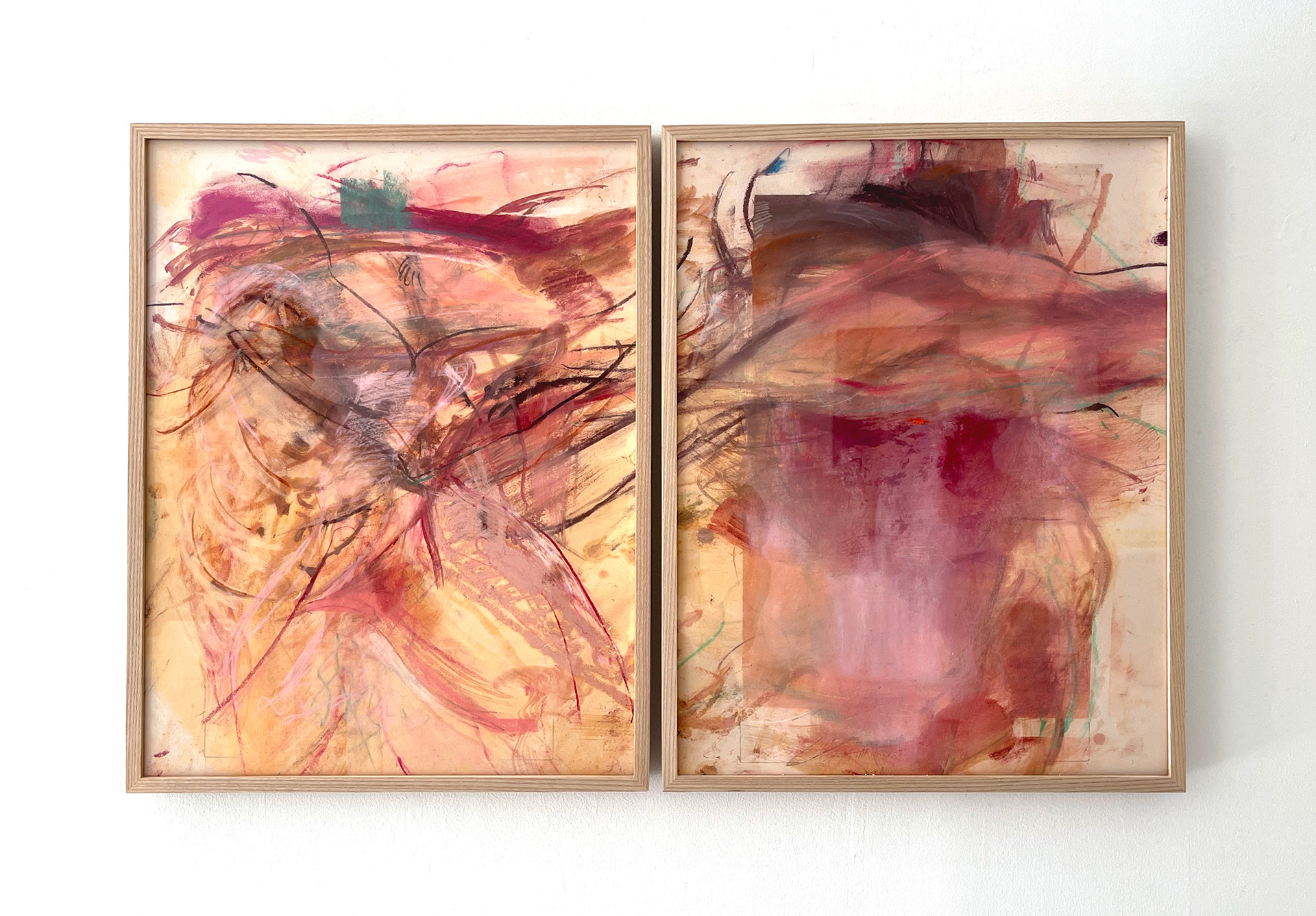 左「Traces in Motion(Unbound01)」50.8×39.3cm(額寸) 紙、パステル、油絵具 2025 右「Traces in Motion(Unbound02)」50.8×39.3cm(額寸) 紙、パステル、油絵具 2025