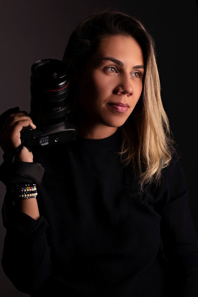 Marcela Novais, 28 anos moradora de Paraisopolis. Fotógrafa, Musicista e Empreendedora. Estudante de Licenciatura em Música pela FMU, Violinista na Orquestra Filarmônica Visconde de Porto Seguro, também aluna do Curso Completo de @fullframe_escola . Concluídos em 2020. Vem construindo sua carreira artística passando por diversos projetos da cena musical, em 2009 participou do curso de música popular, entrou para o grupo Calango Urbano e gravou um CD com a banda no @PEC-Programa Einstein na Comunidade em 2011. No mesmo ano fez parte do projeto musical “A música Venceu” do @maestrojoaocarlosmartins João Carlos Martins – Fundação Bachiana de São Paulo, onde realizou diversas apresentações musicais em espaços como Sala São Paulo, Teatro Municipal, Tom Brasil, Assembleia Legislativa de São Paulo. Fez parte do Quarteto Juvenil Bachiana, tocou para estudantes de Harvard e em programas da TV Globo, Record, Rede TV e Rádio CBN. Participou também da Orquestra Filarmônica de Paraisópolis, e lá ganhou seu primeiro Violino em um concurso de música. Foi contemplada também com uma bolsa para estudar Violino no Conservatório Musical Beethoven. Na Fotografia, começa a trabalhar em uma loja de revelação @fotospapel em 2009. No qual começou a empreender, e acaba virando a sócio majoritária, como diz na Favela (Dona do seu negócio). Aos 19 Anos de idade. Seu primeiro curso de Fotografia foi na Escola Prime Light em 2018. Nos últimos anos os registro de ações e projetos culturais realizados na comunidade, participando de eventos da CUFA São Paulo, Bloco de Carnaval de rua e apresentações de grupos e coletivos independentes, em 2021 iniciou o Coletivo Beco Visceral juntos com outras artistas e empreendedoras de Paraisópolis.