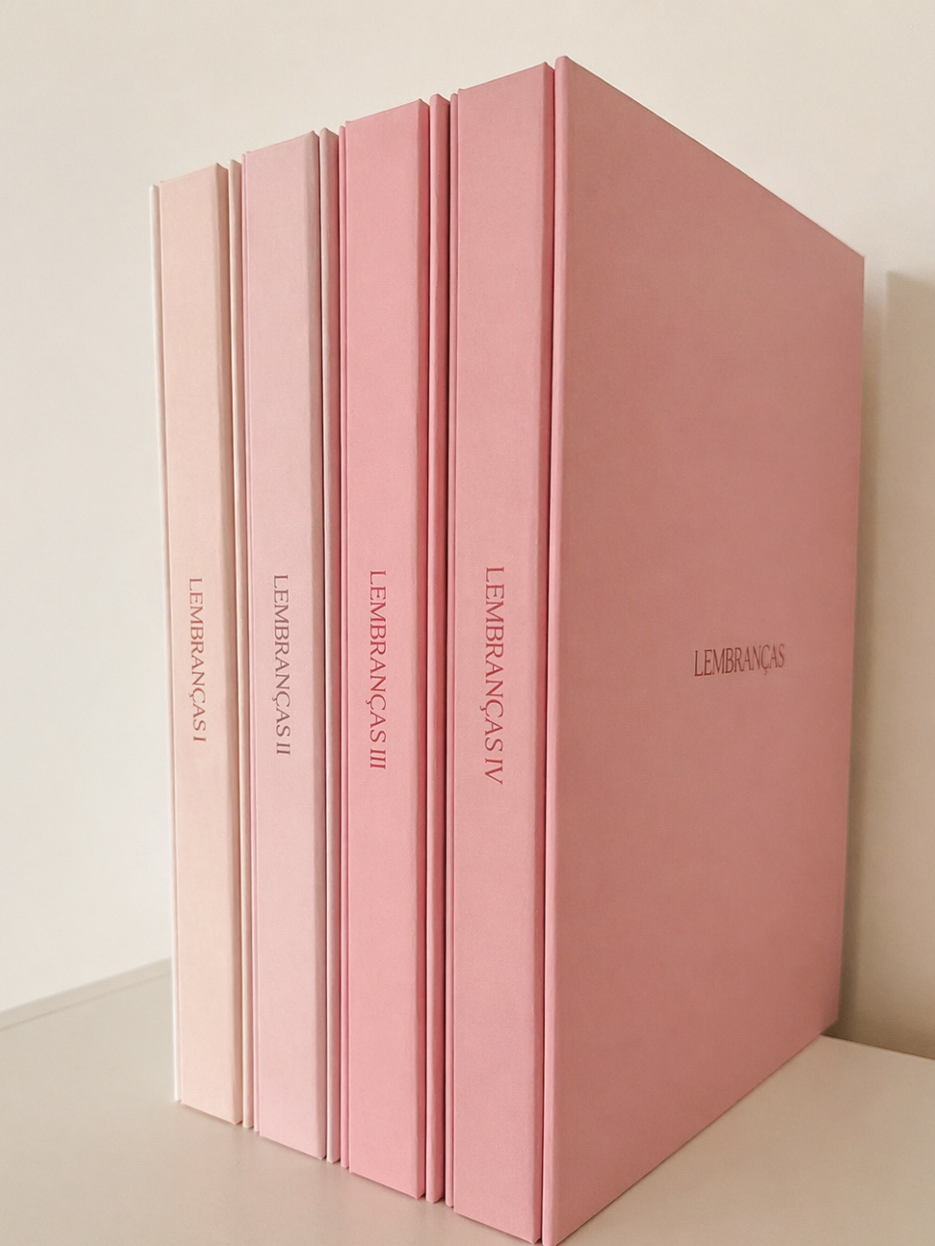 Álbum para 120 fotos no tamanho 15x21 cm – valor unitário:  R$ 155,00 à vista ou R$ 168,00 no cartão (3x de R$ 56,00)