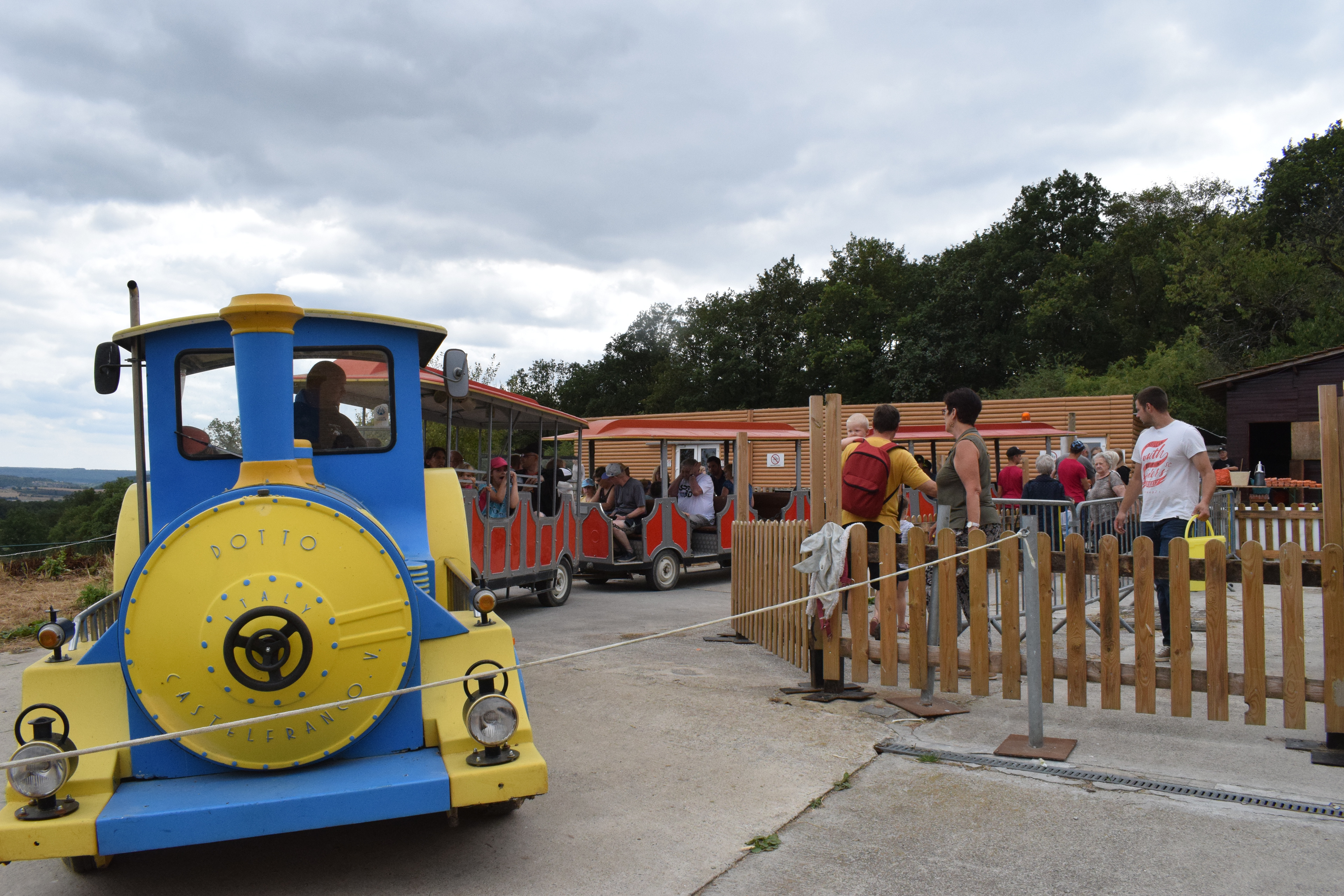 Départ du petit train toutes les heures et si beaucoup de monde un deuxième train est mis en circuit deuxième train est mis en circuit