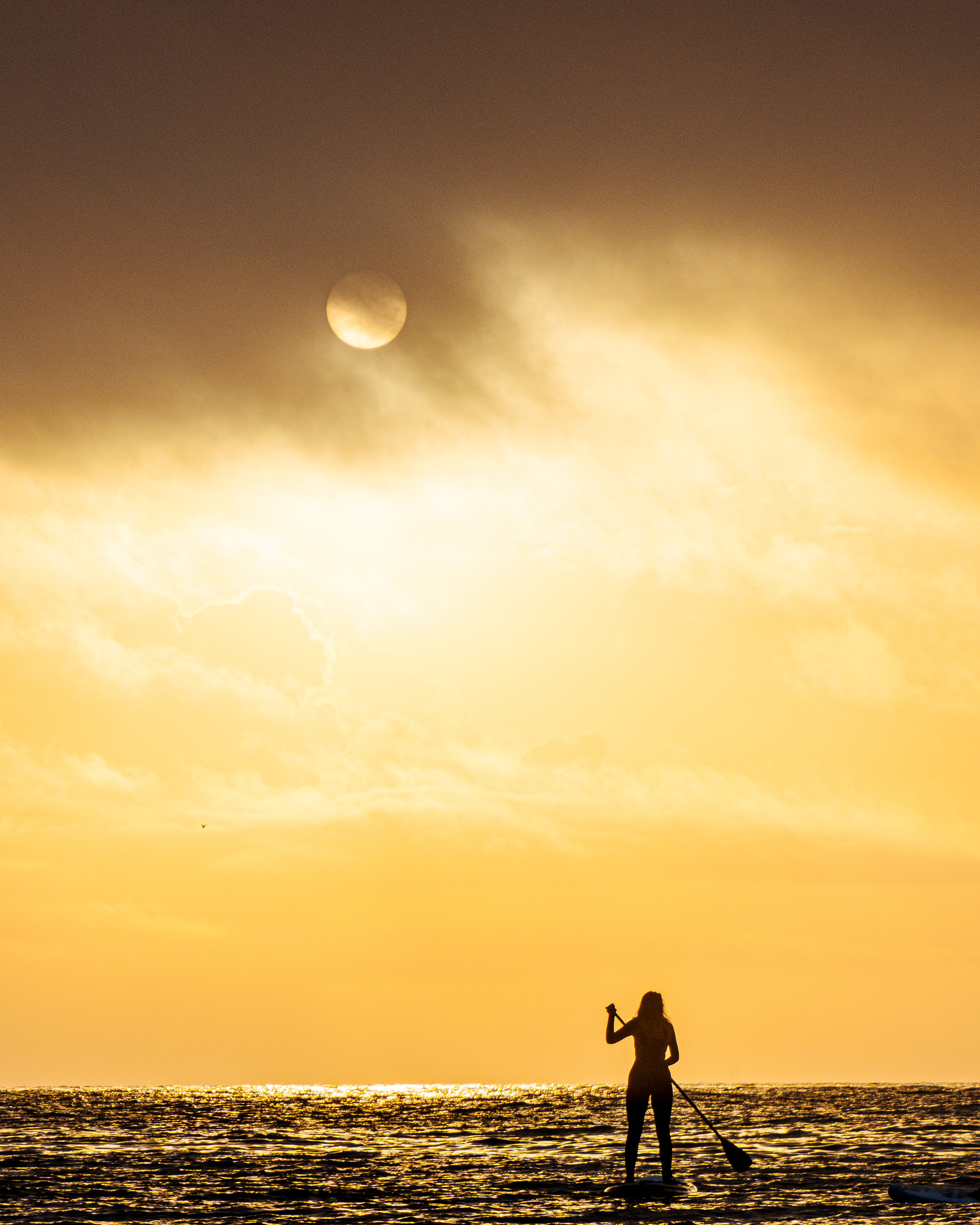 TOURIST PLAYING PADLE SURF AT BARCELONETA BEACH