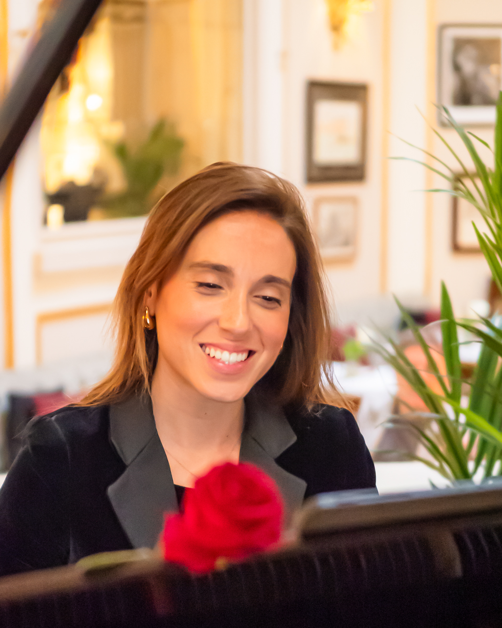 Marta Muñoz playing piano at Palace Hotel