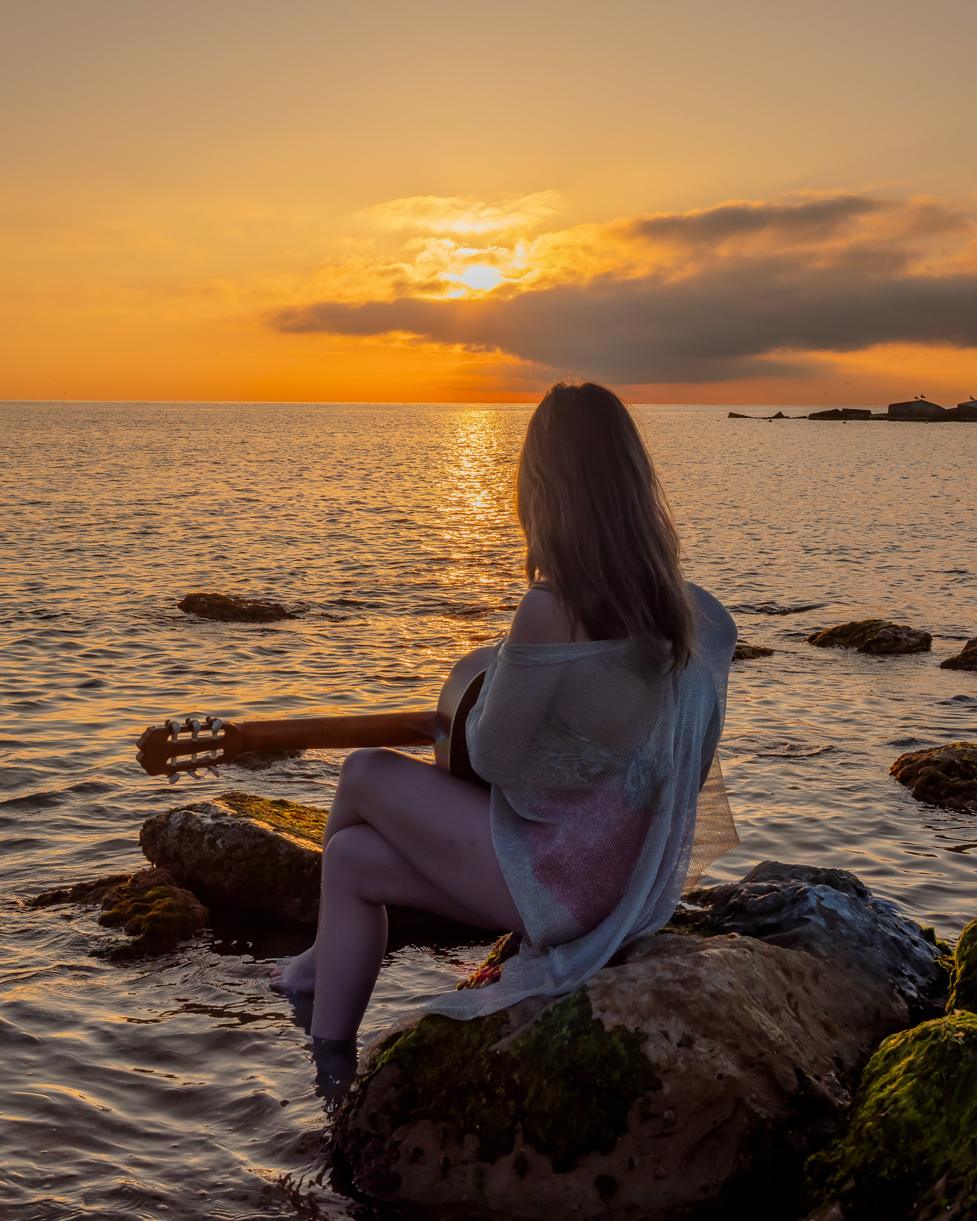 Spanish Singer-songwriter ARUAL playing guitar