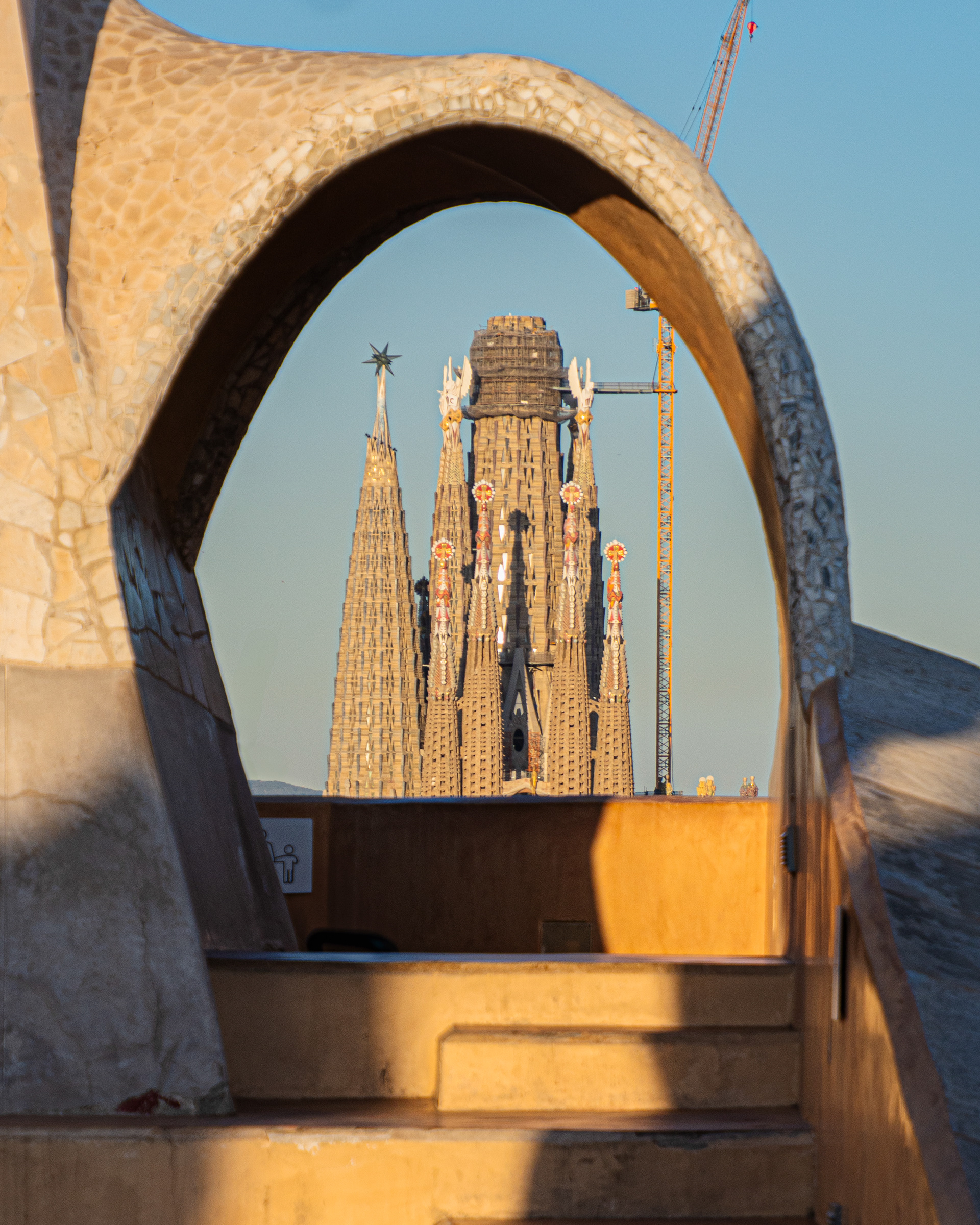 La Sagrada Familia en el arco de La Pedrera