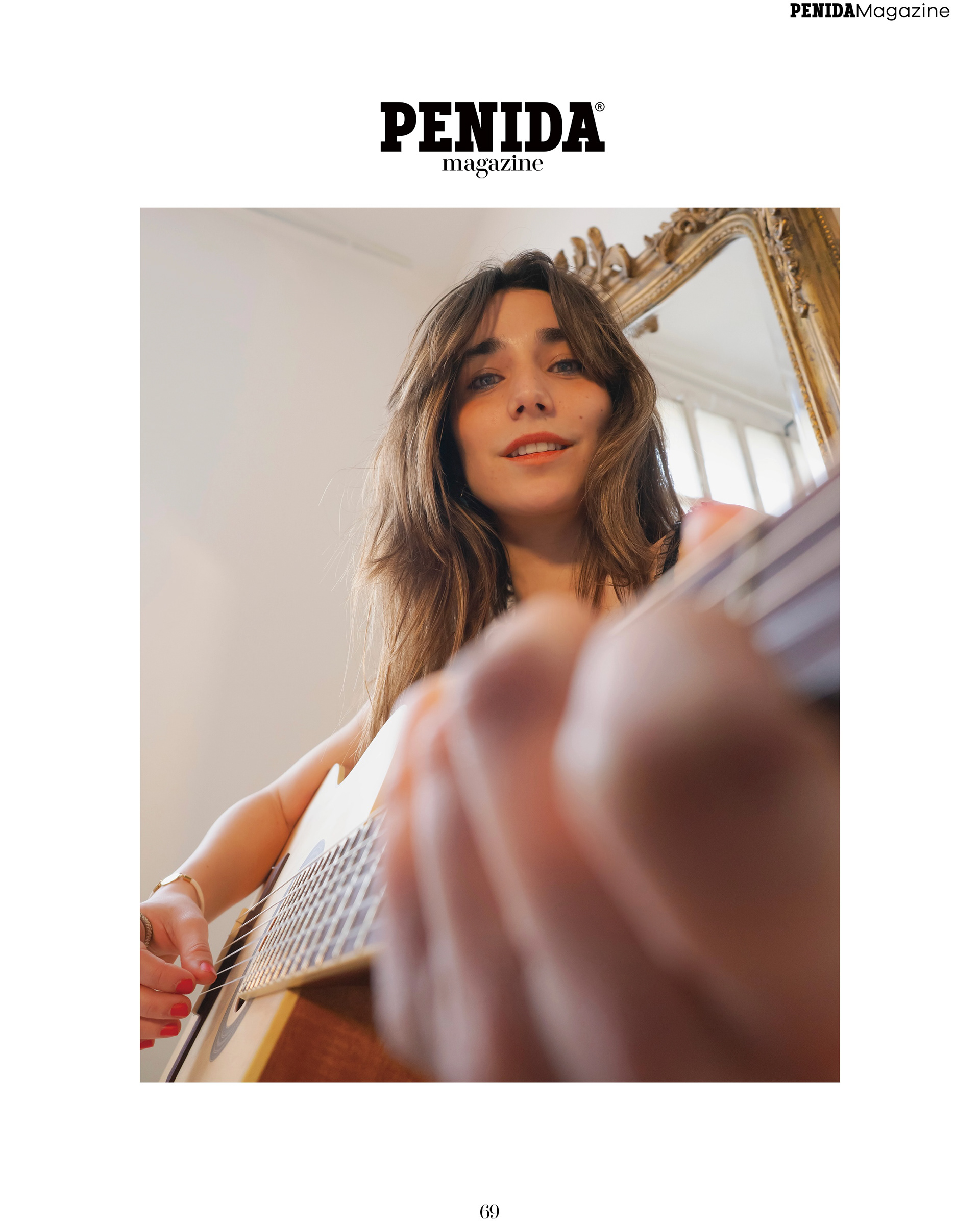 Arual spanish Signer-songwriter with her guitar