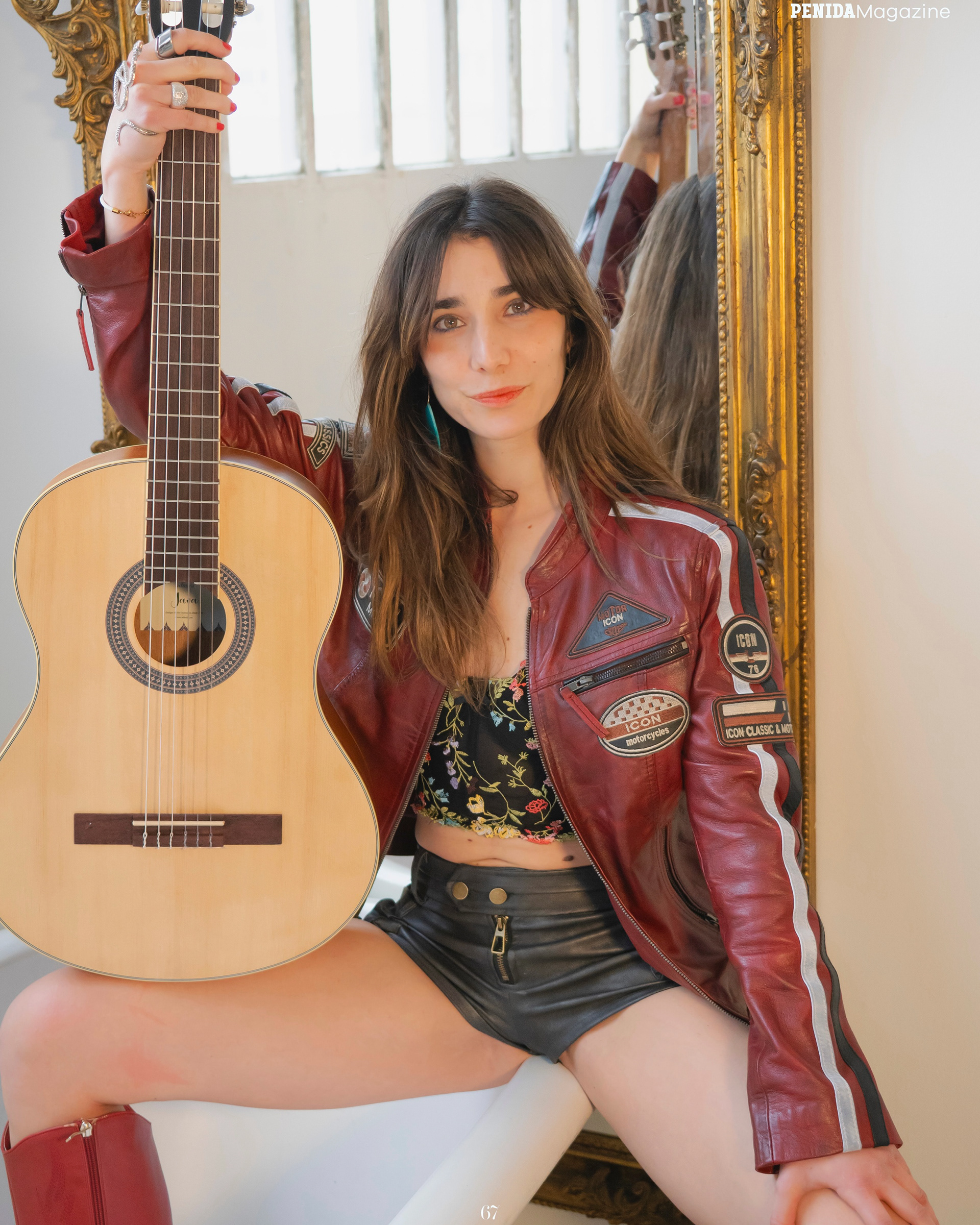 Arual spanish Signer-songwriter with guitar