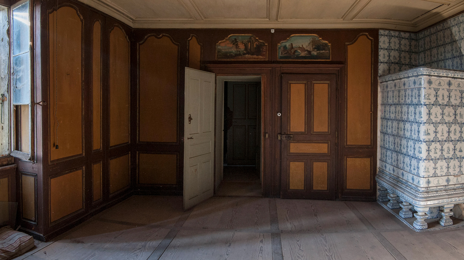 Ferme-château à l'abandon (VD)