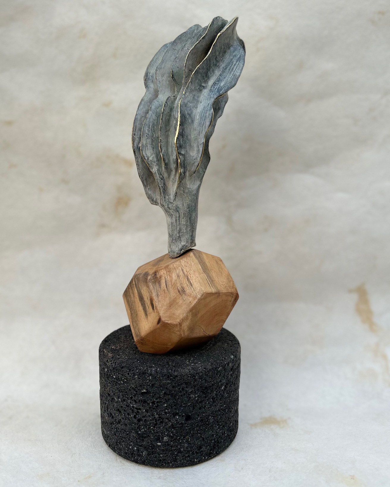 "Vaina" 25 x 9 cm, piedra volcanica, madera y bronce