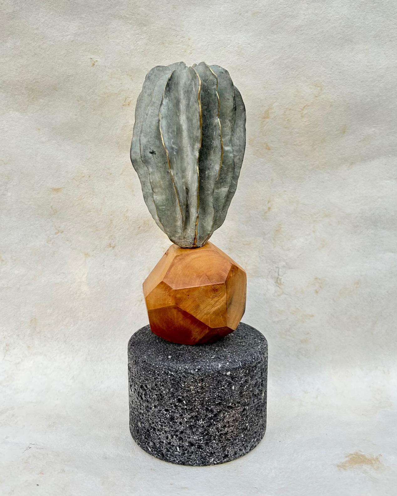"Semilla" 25 x 9 cm, piedra volcanica, madera y bronce