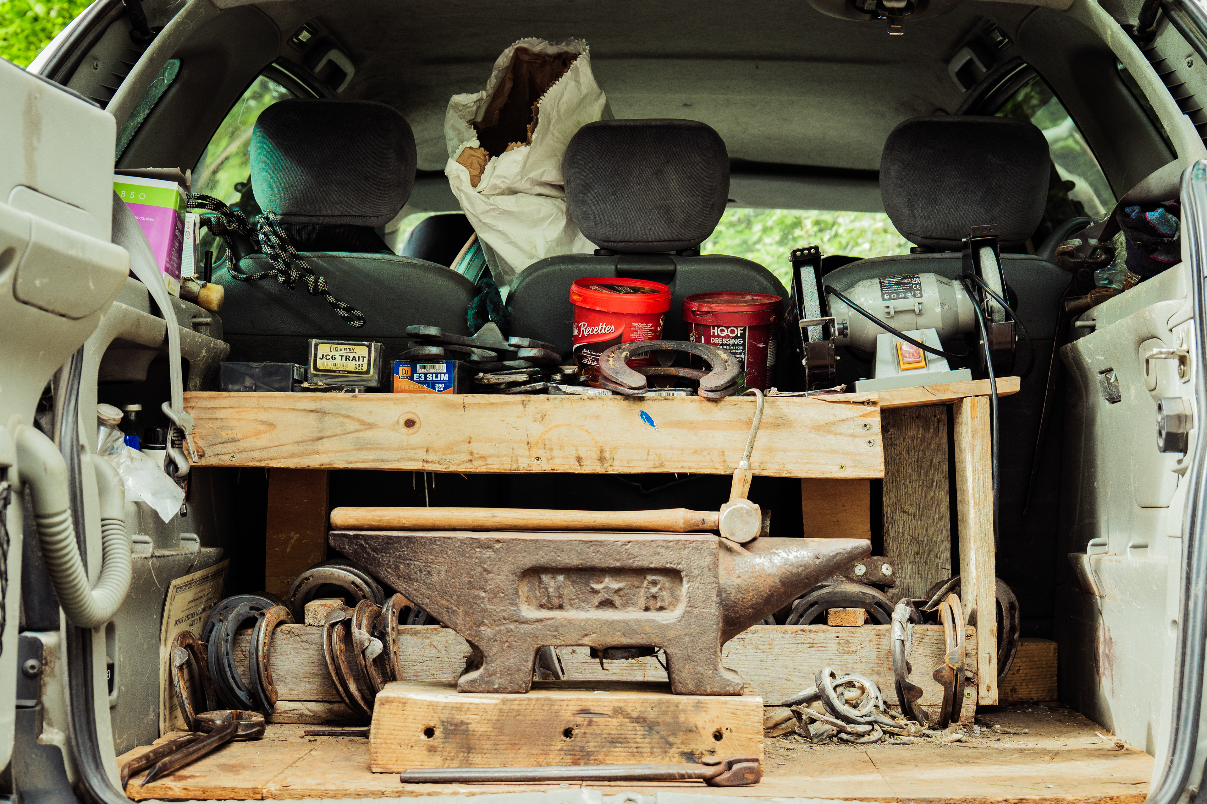 Maud a aménagé son 4x4x Scenic en atelier ambulant qui lui permet de silloner les routes des Pyrénées-Orientales en avril 2025. Elle y range tout son matériel : enclume, fers, pinces, marteaux, huiles de soin. Maude est l'une des seules femmes maréchale-ferrantes de France.
