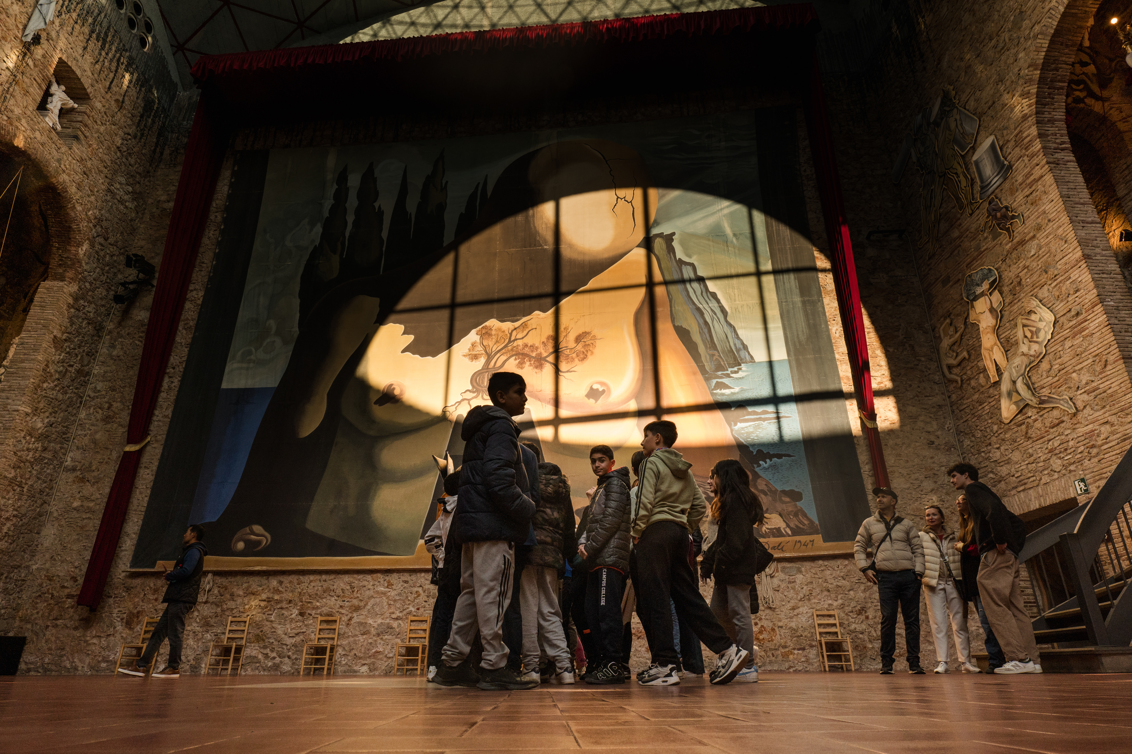 Musée Dalí, groupe de scolaires devant la monumentale œuvre Labyrinthe