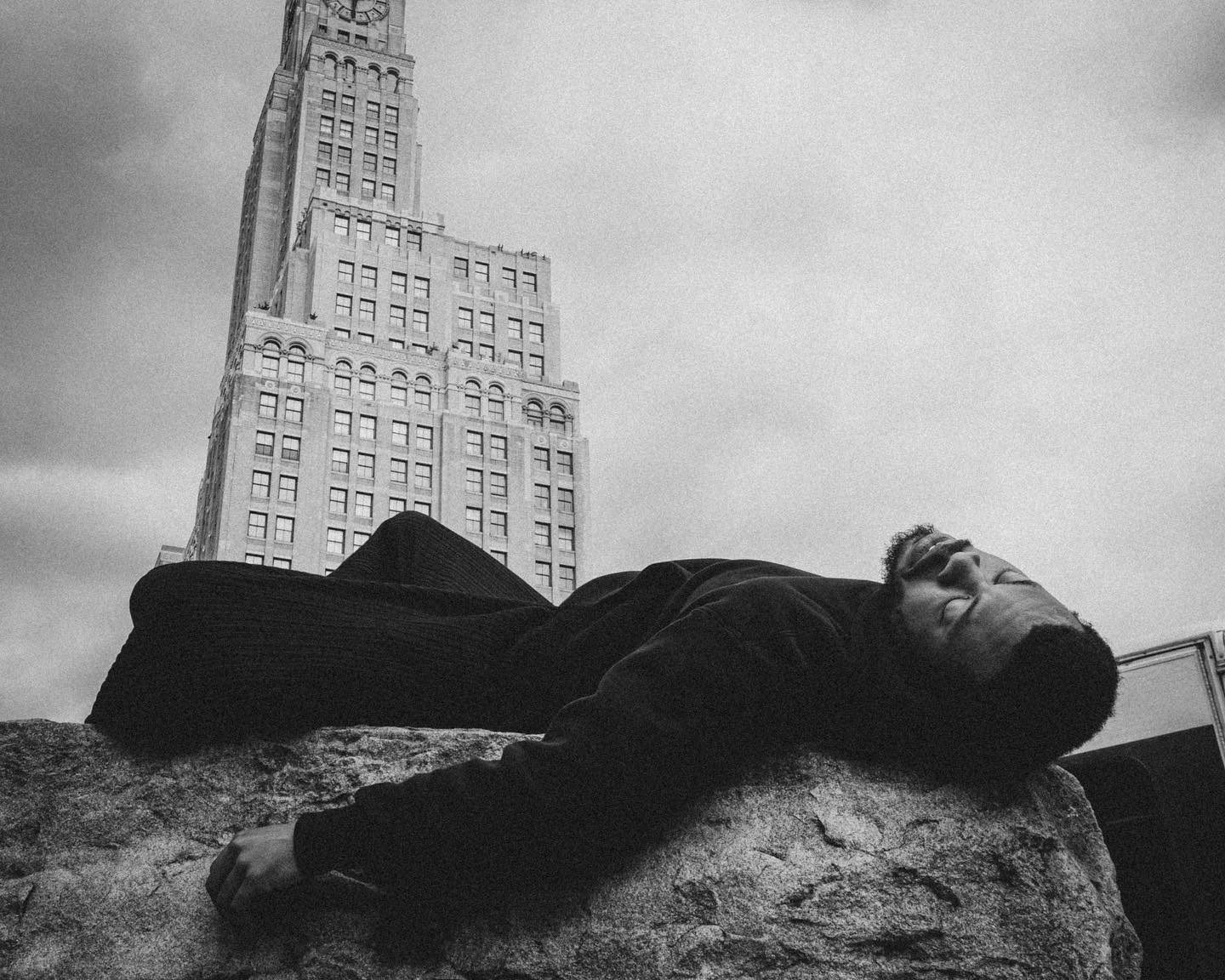 man nyc new york city model schlafend stein schwarz weiss devin leick fotograf