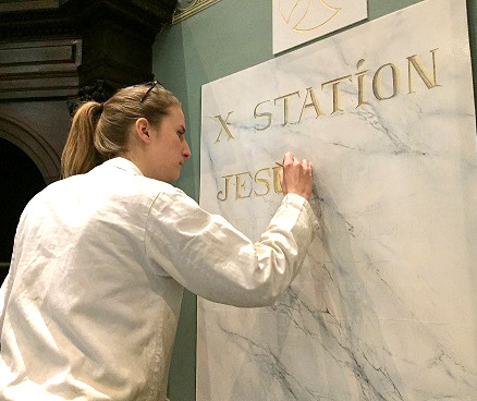 Imitation de lettres gravées sur faux-marbre