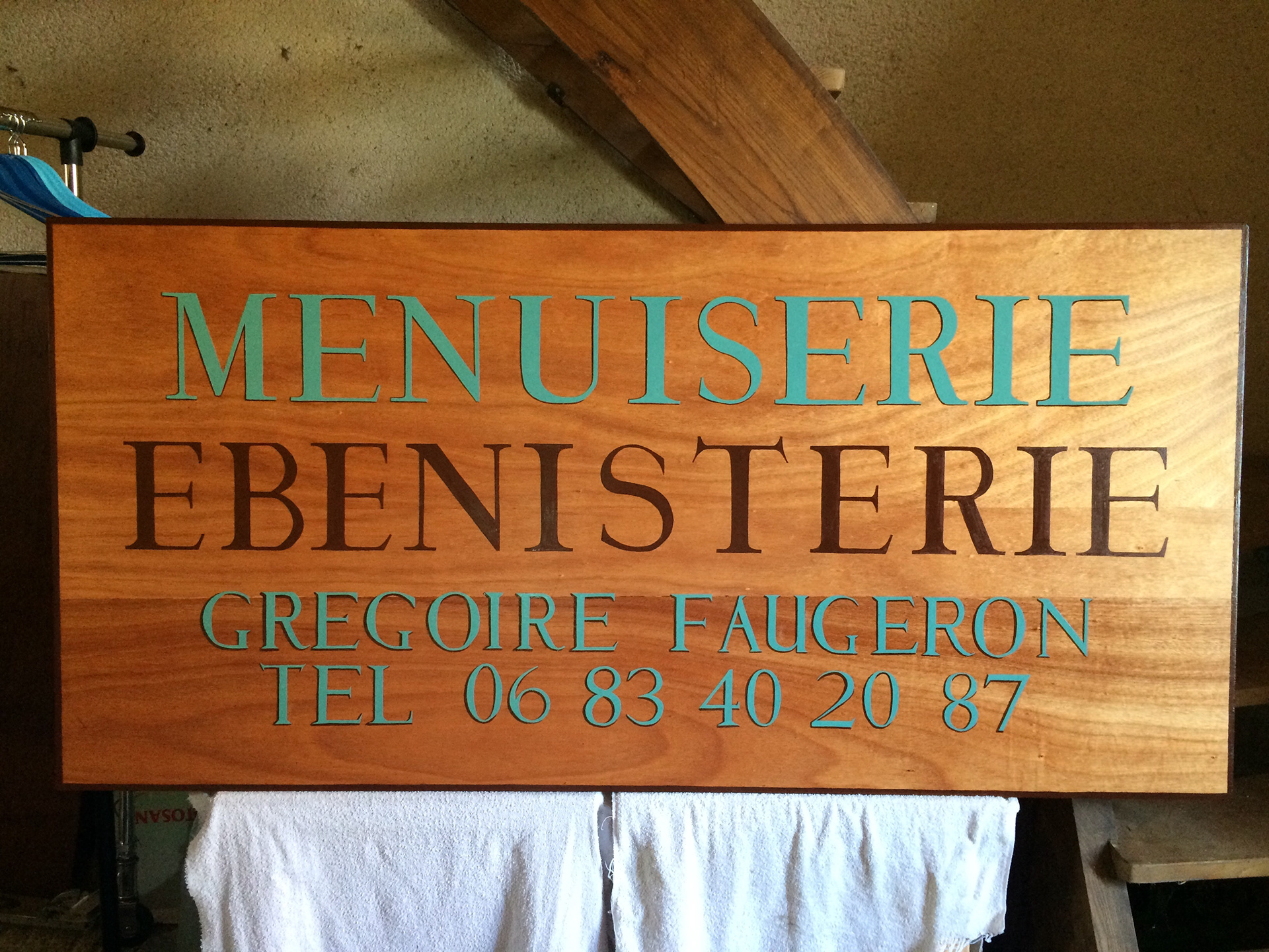 Enseigne peinte à la main